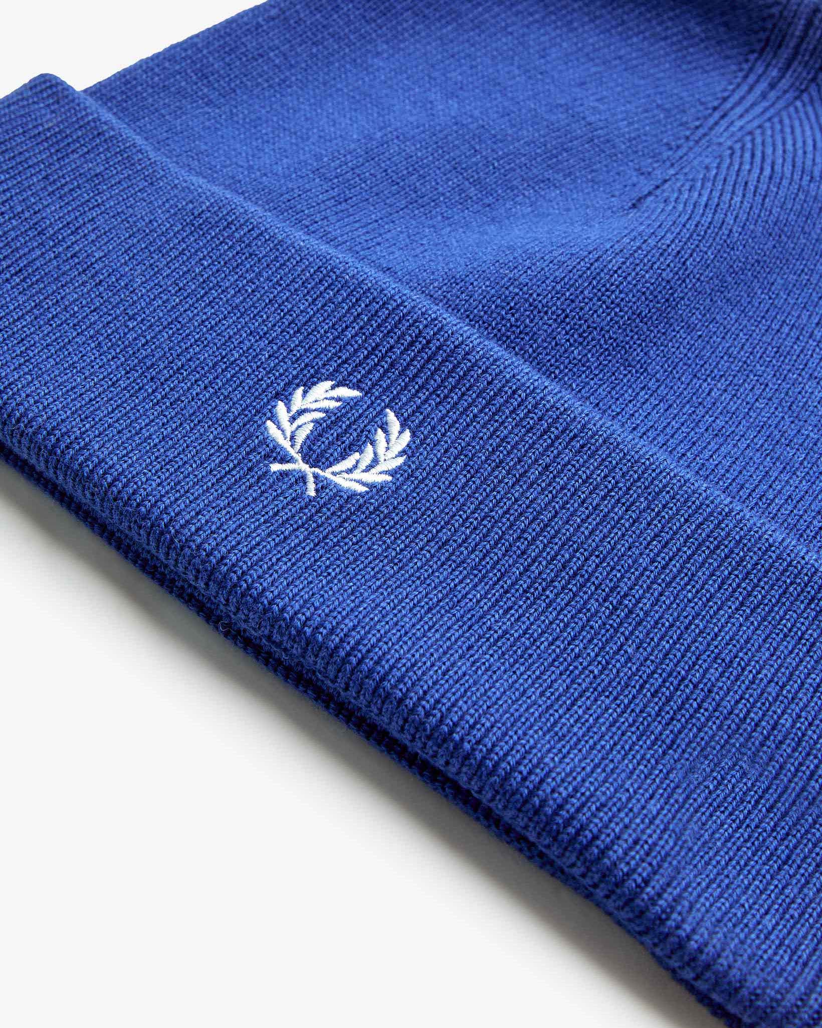 Berretto Fred Perry blu royal in misto lana e cotone con risvolto e corona d'alloro ricamata