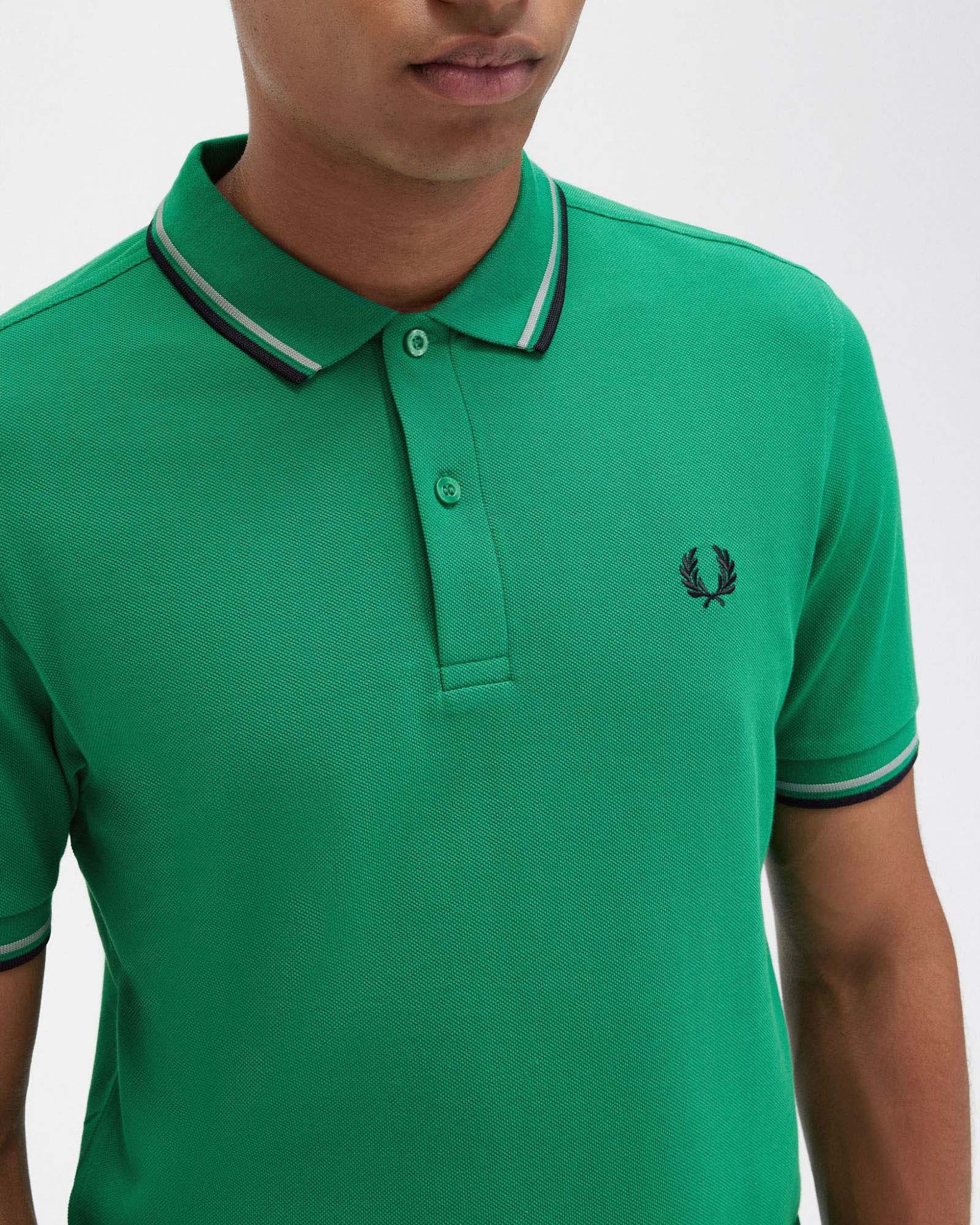 Polo mezza manica verde con bordino grigio e blu image