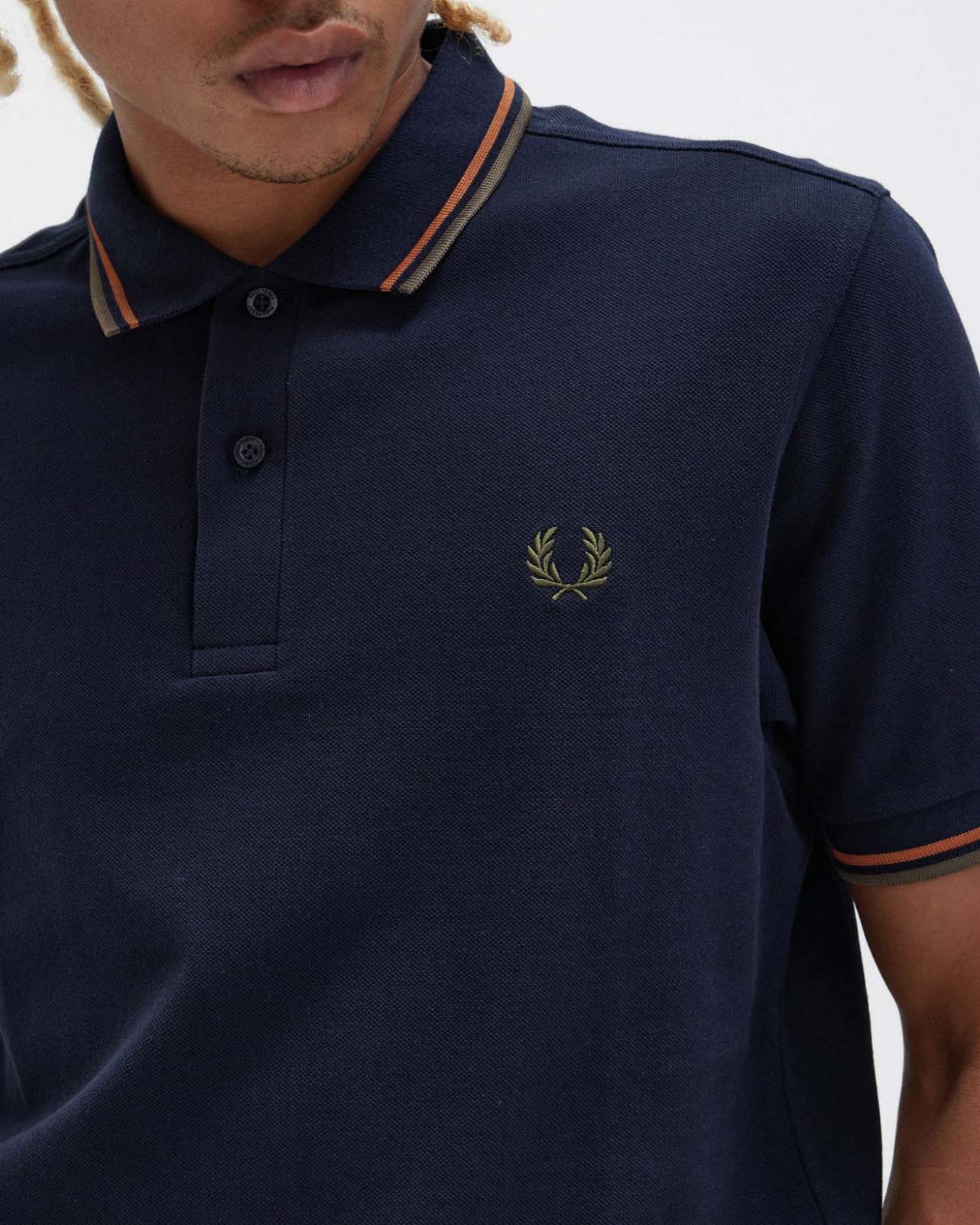 Polo mezza manica blu con bordino militare e arancio image