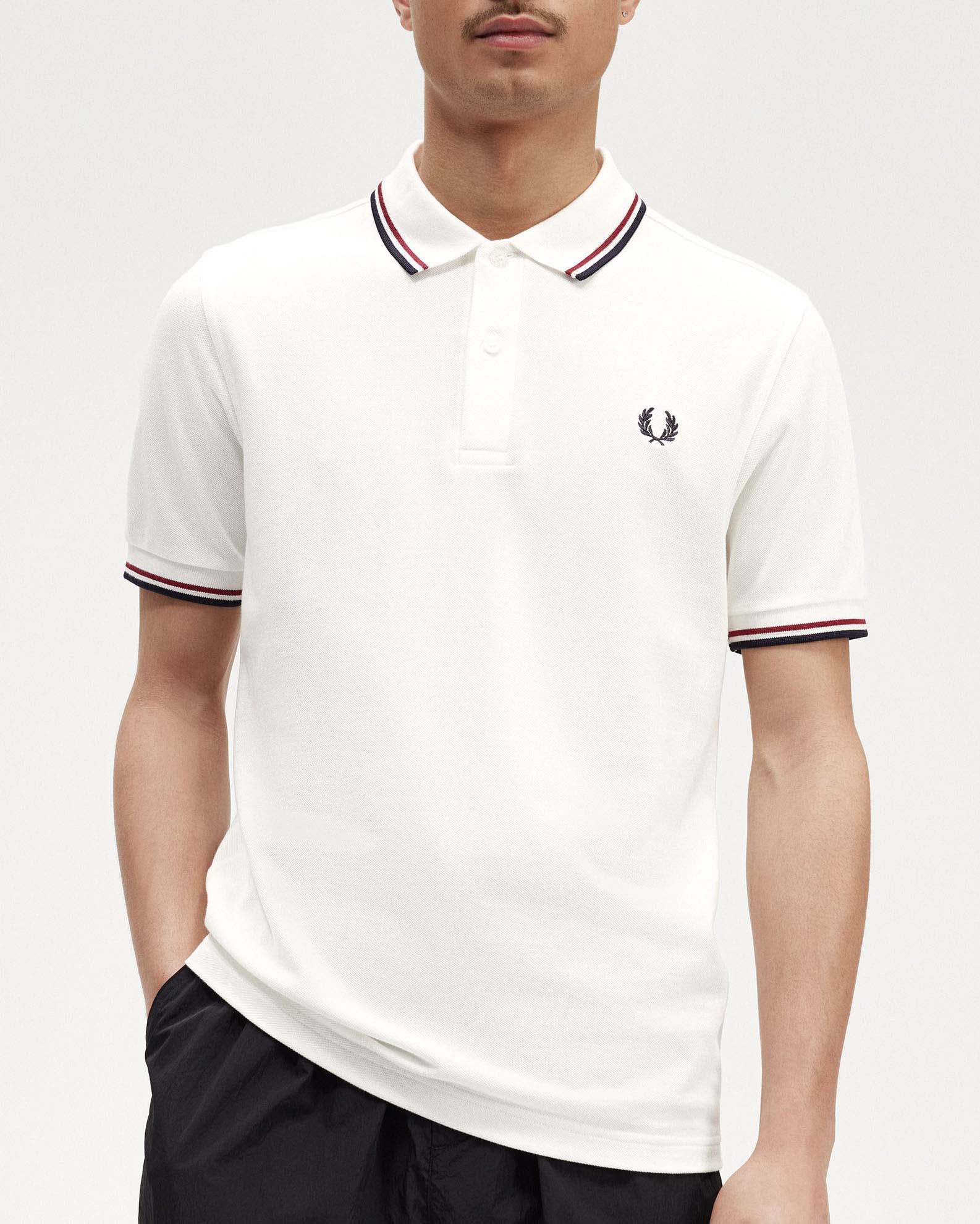 Polo mezza manica bianca Fred Perry con bordino rosso e blu image