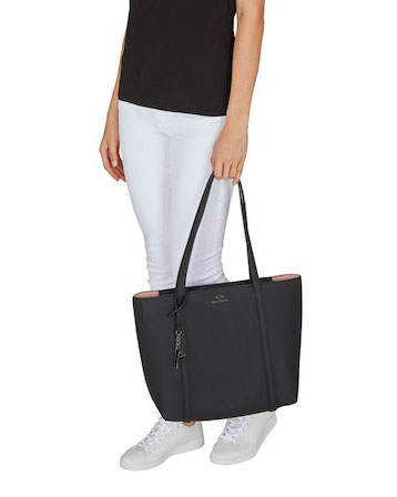 Shopping bag Armani Exchange in similpelle martellata con logo sul davanti e chiusura a zip image