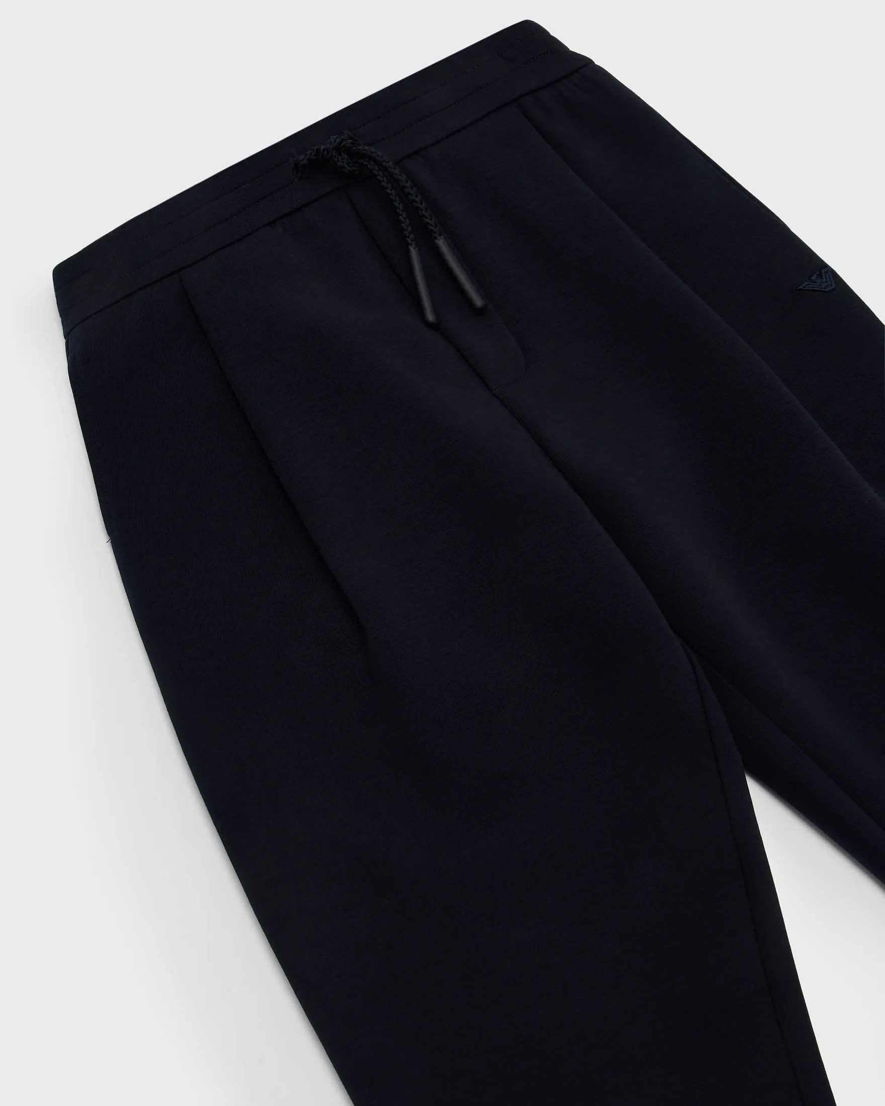 Pantalone Emporio Armani jogger blu in felpa stretch con pinces 10-16 anni image