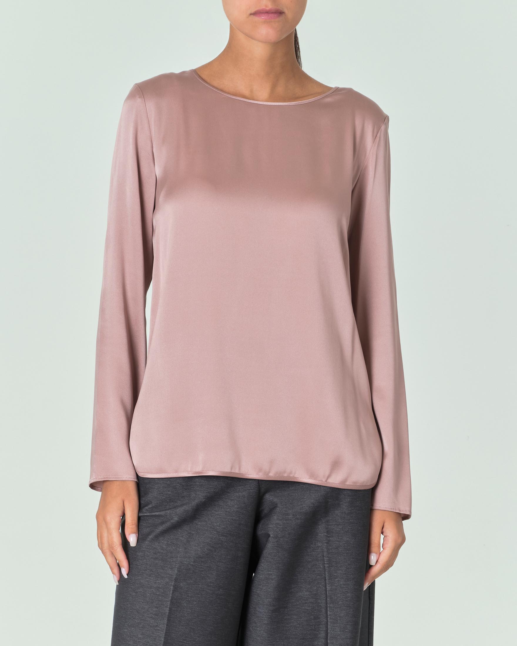 Blusa rosa in raso di seta stretch con scollo ampio tondo e maniche lunghe