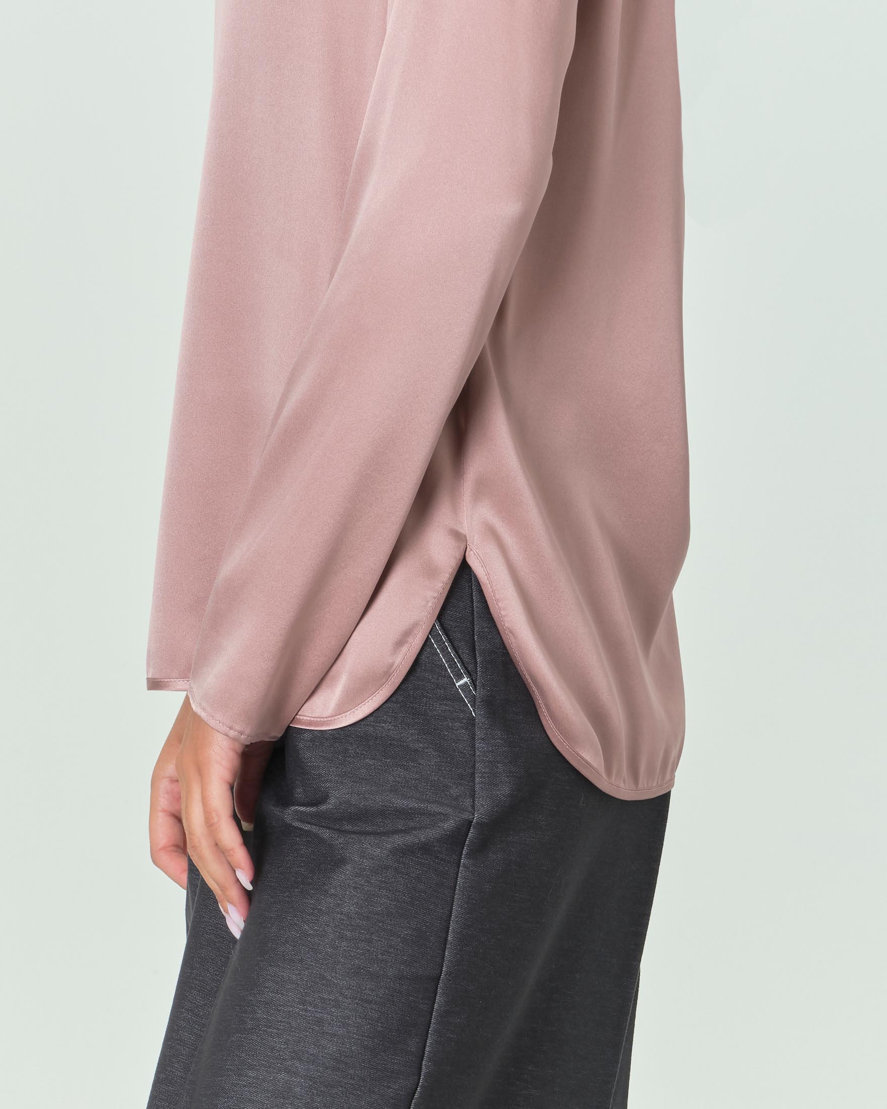 Blusa rosa in raso di seta stretch con scollo ampio tondo e maniche lunghe