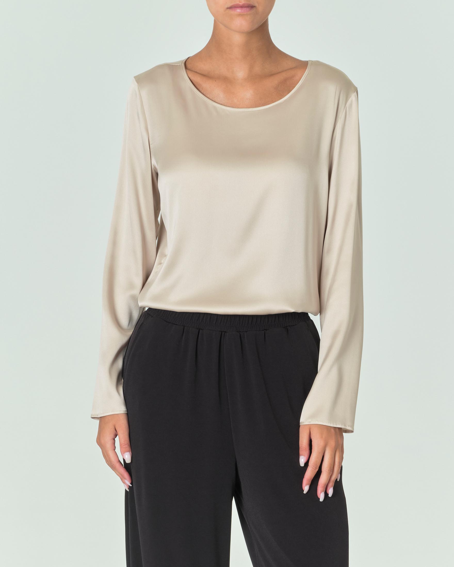 Blusa color champagne in raso di seta stretch con scollo ampio tondo e maniche lunghe