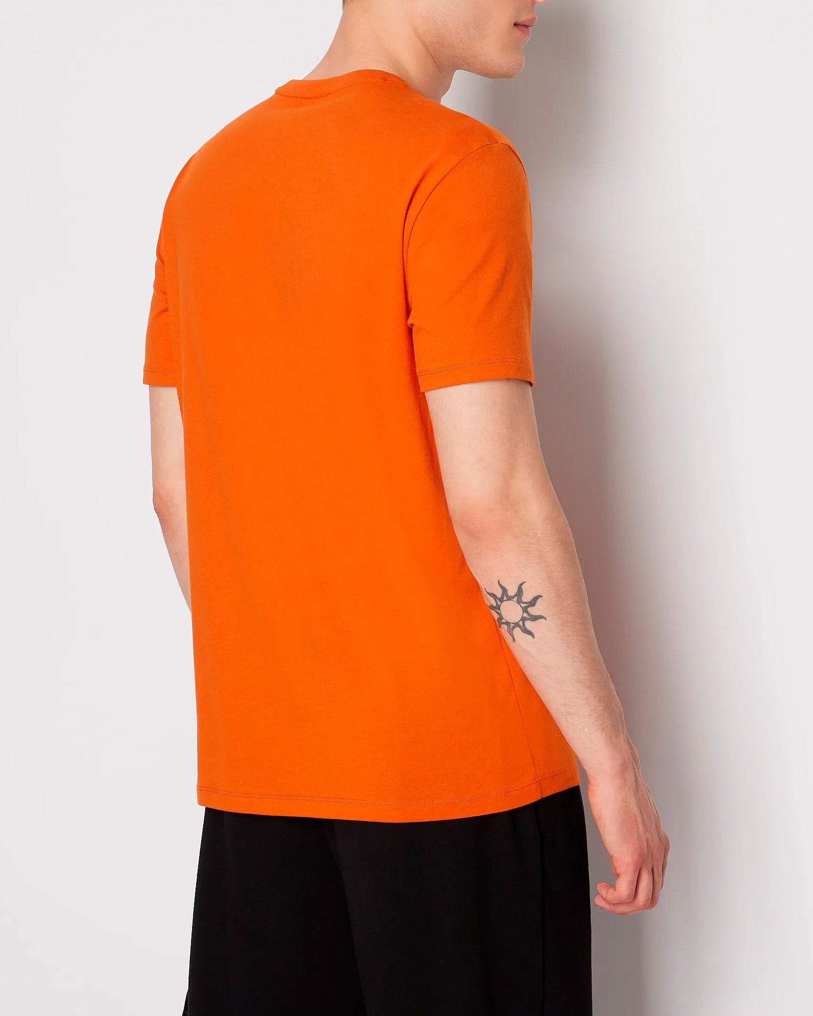 T-shirt arancione mezza manica con stampa grafica davanti image