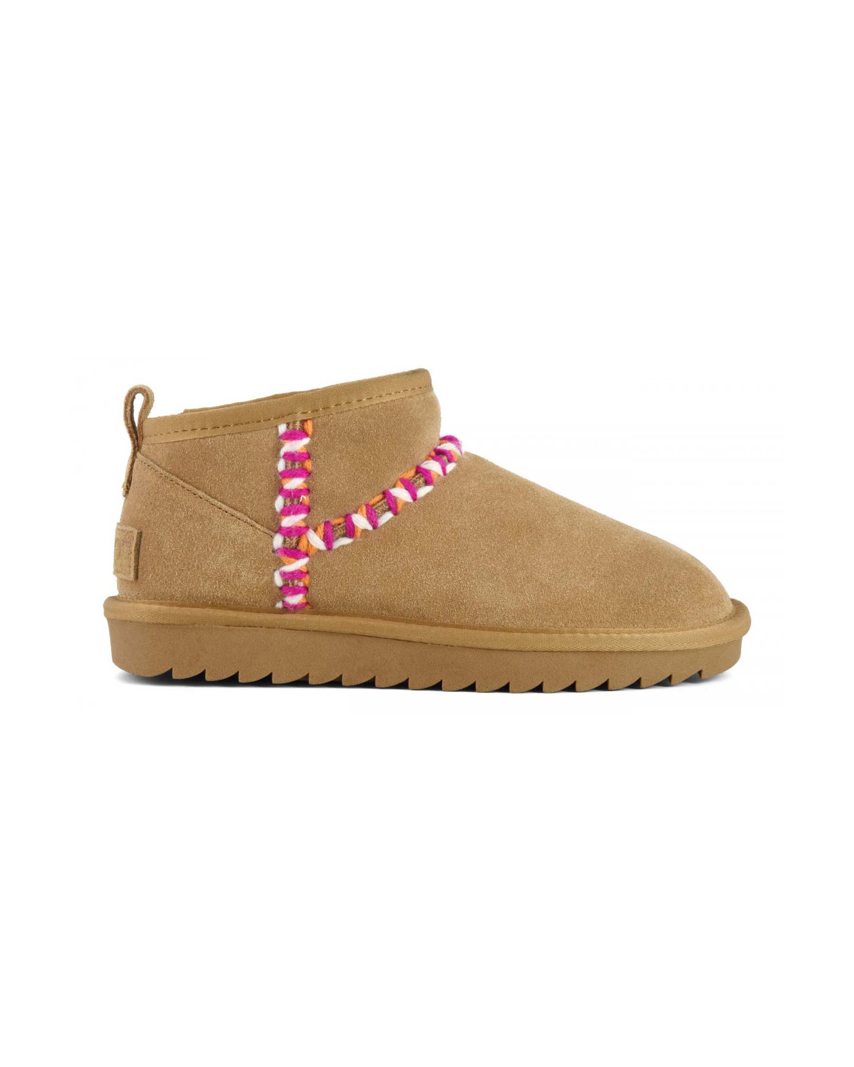 Stivaletto ultra basso color cammello chiaro in pelle scamosciata con impunture multicolore