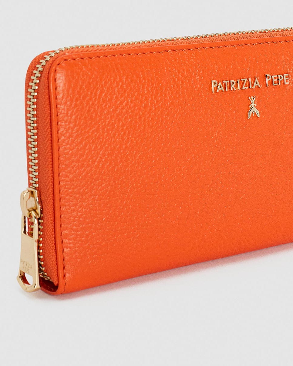 Portafoglio arancione in pelle effetto martellato con scritta logo e cerniera