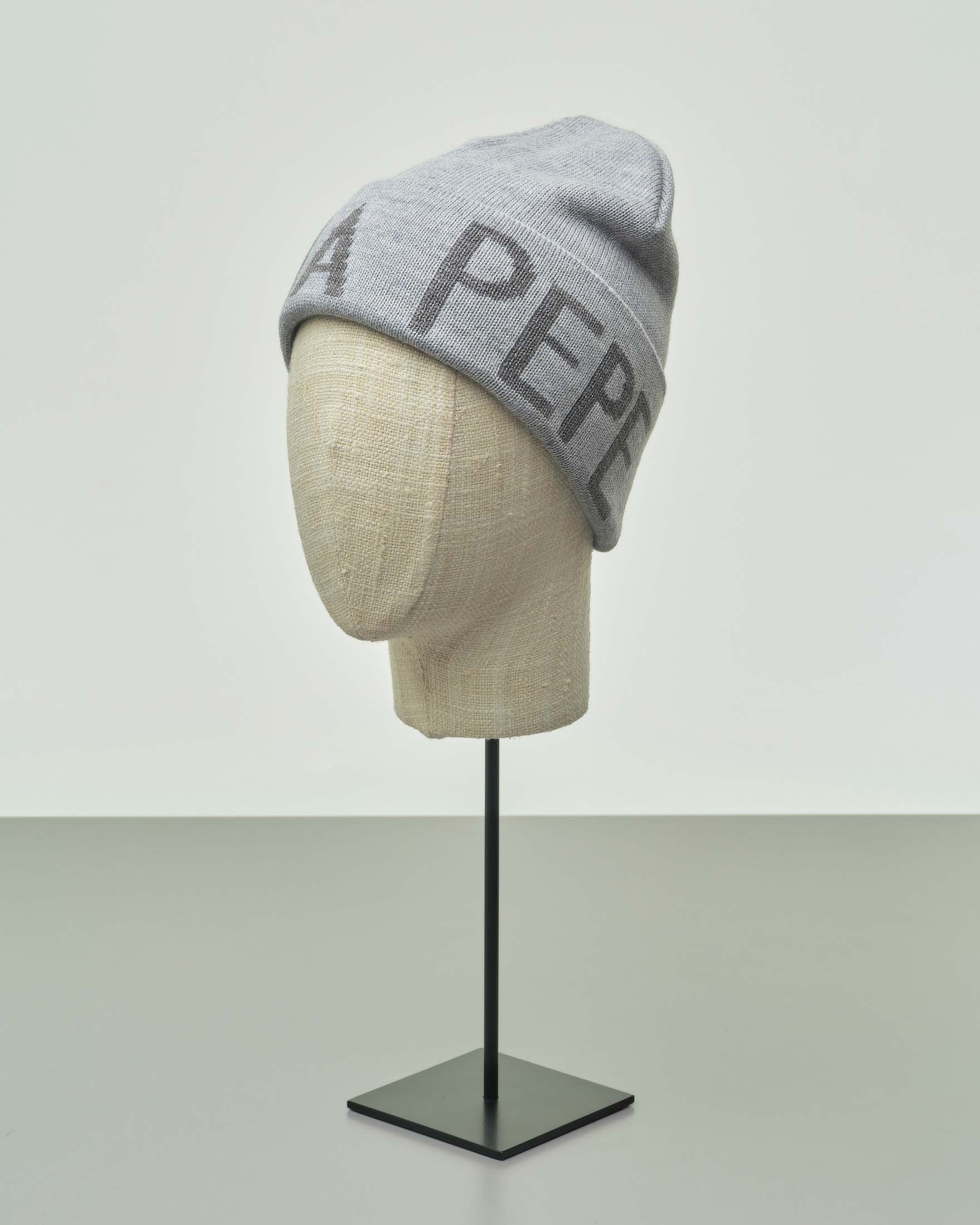 Berretto grigio in misto lana con scritta logo jacquard a contrasto di colore lungo il risvolto
