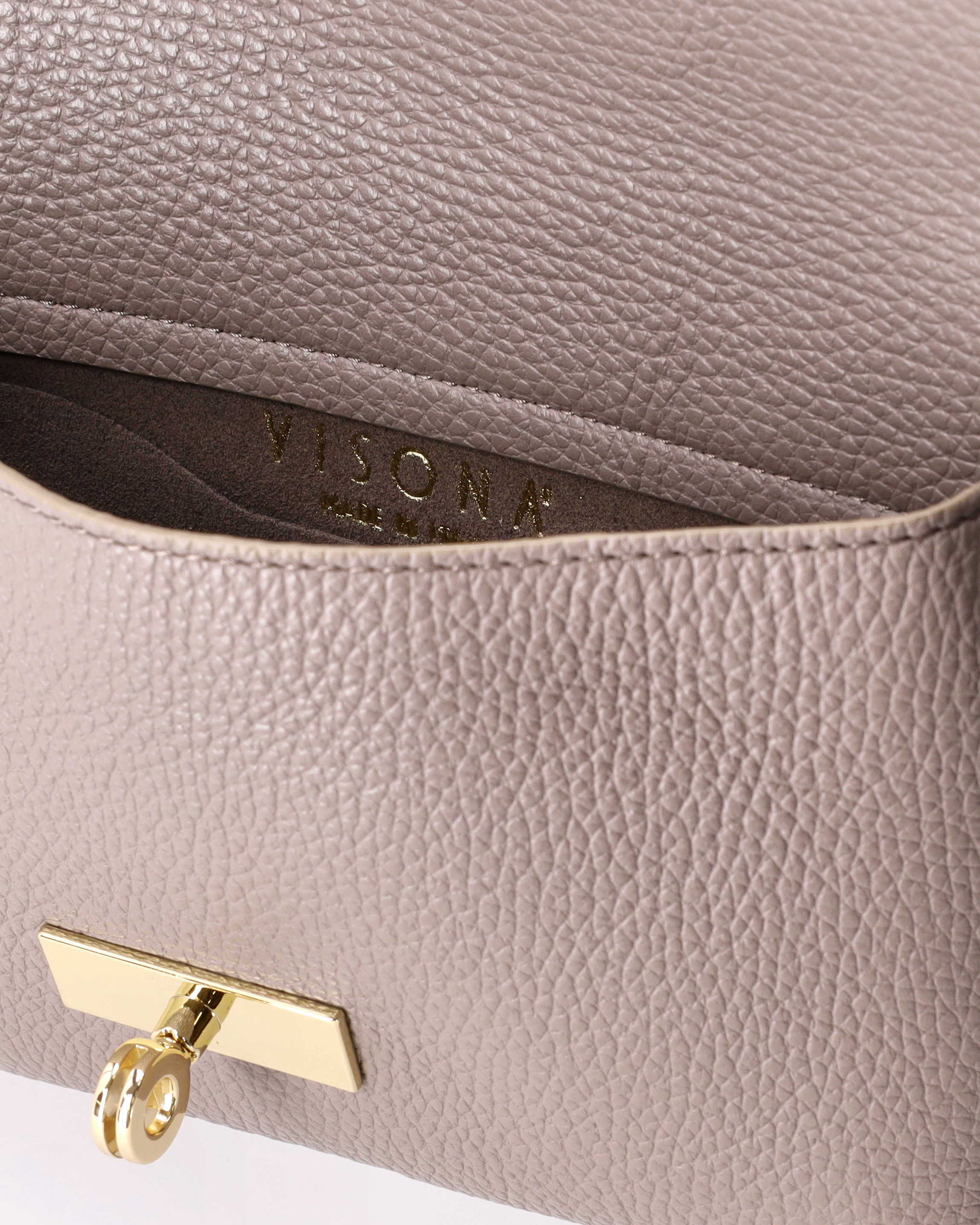 Pochette color taupe in pelle martellata con chiusura a girello e tracolla removibile image