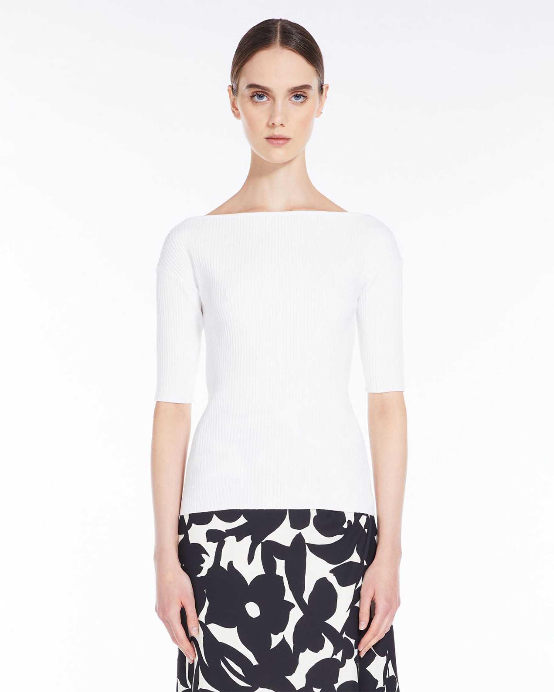 Maglia bianca in misto viscosa a coste con maniche al gomito e scollo a barchetta