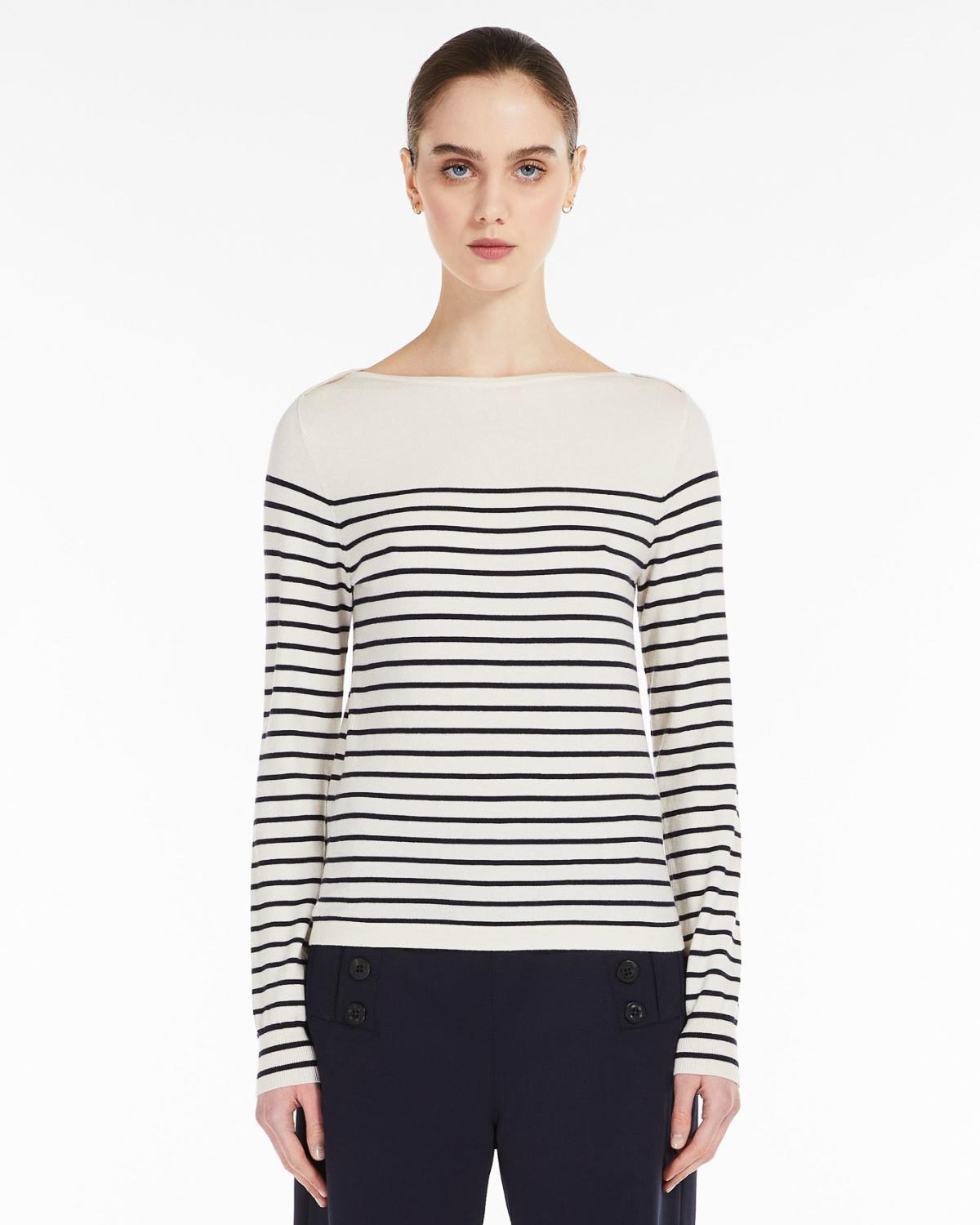 Maglia in seta e lana bianca a righe blu con scollo a barchetta