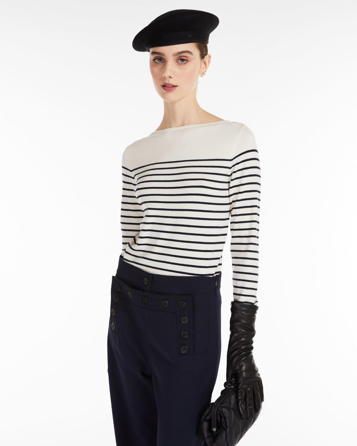 Maglia in seta e lana bianca a righe blu con scollo a barchetta image