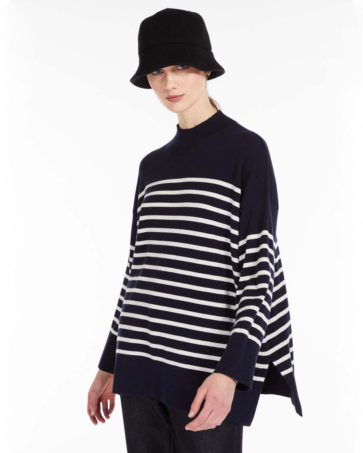 Maglia a collo alto blu a righe bianchi in seta e lana dalla linea ampia con spacchi laterali image