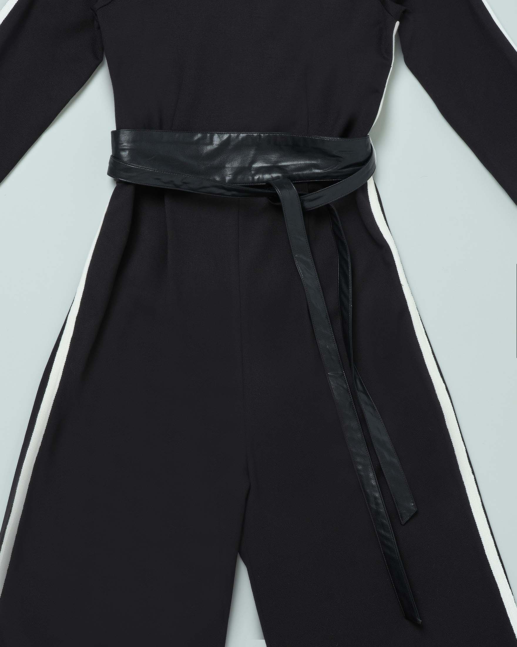 Tuta nera a palazzo con profili bianchi a maniche lunghe  image