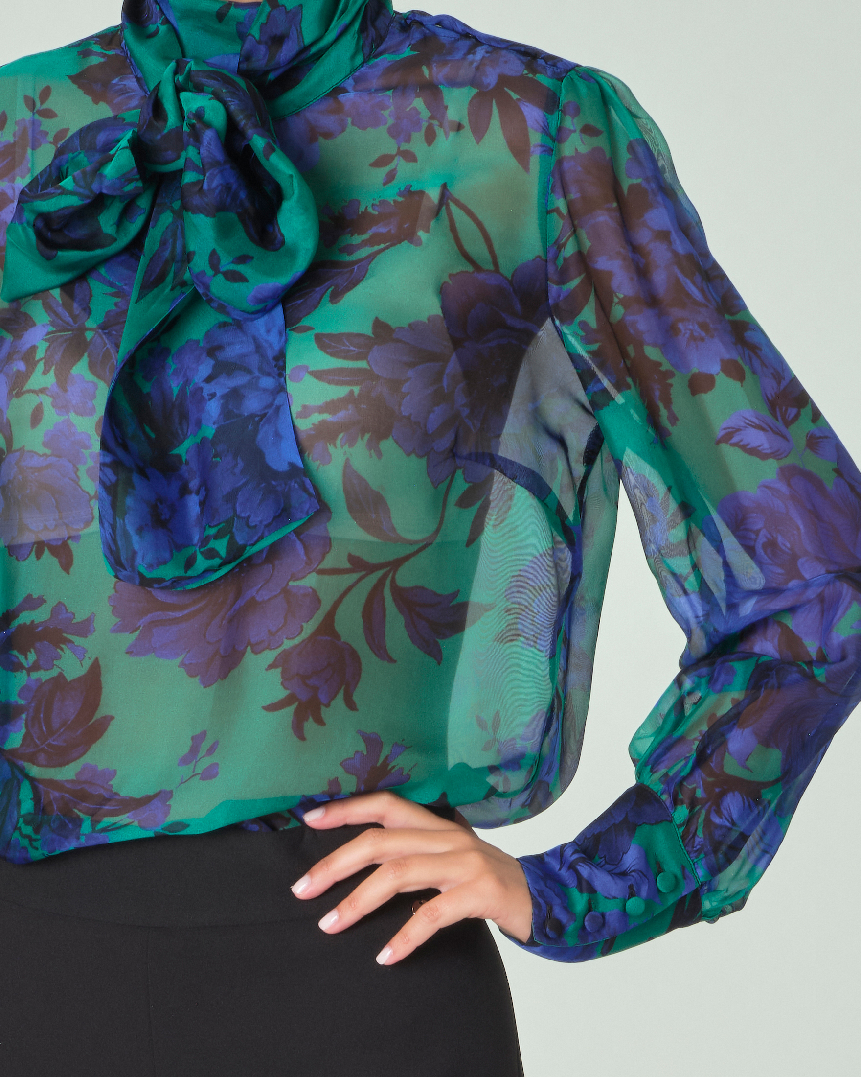 Blusa in seta e viscosa a fantasia a fiori blu e verdi con fiocco