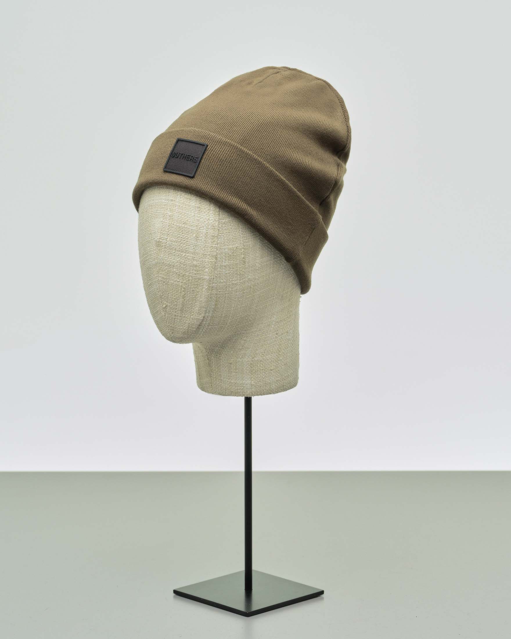 Berretto color fango in misto viscosa con risvolto e patch porta logo