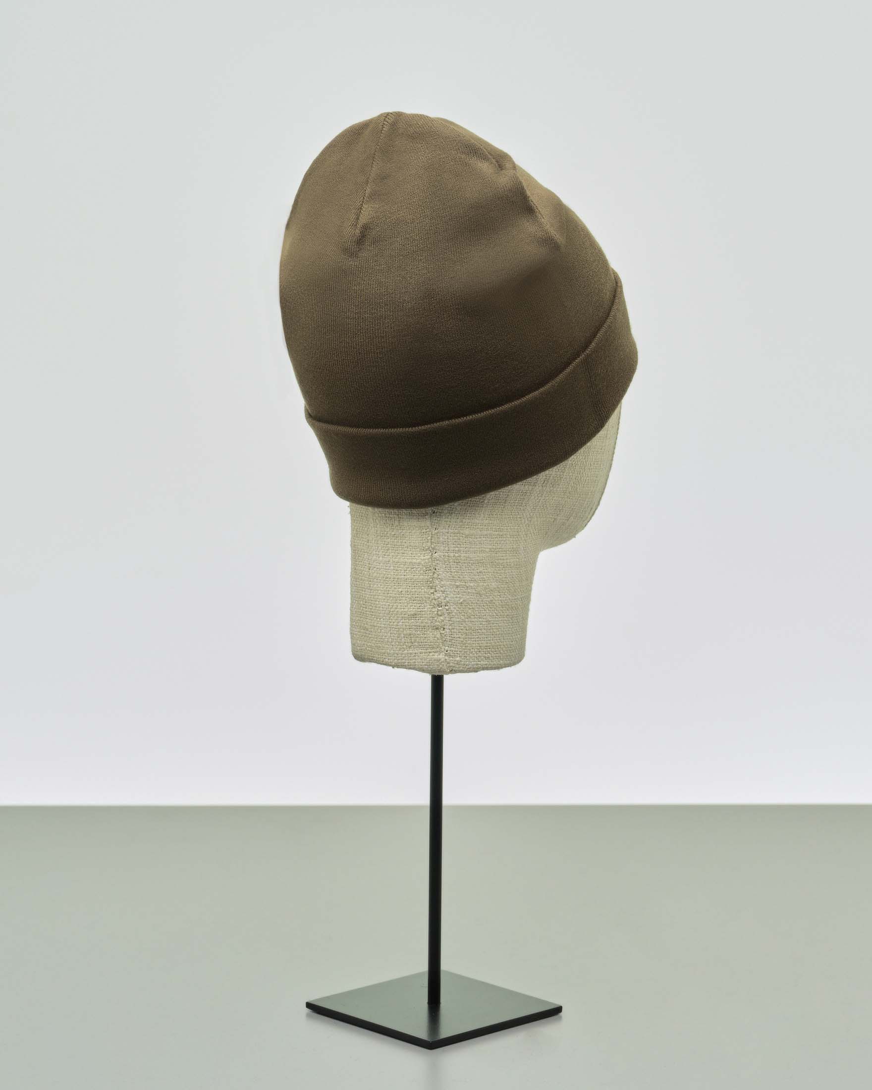 Berretto color fango in misto viscosa con risvolto e patch porta logo