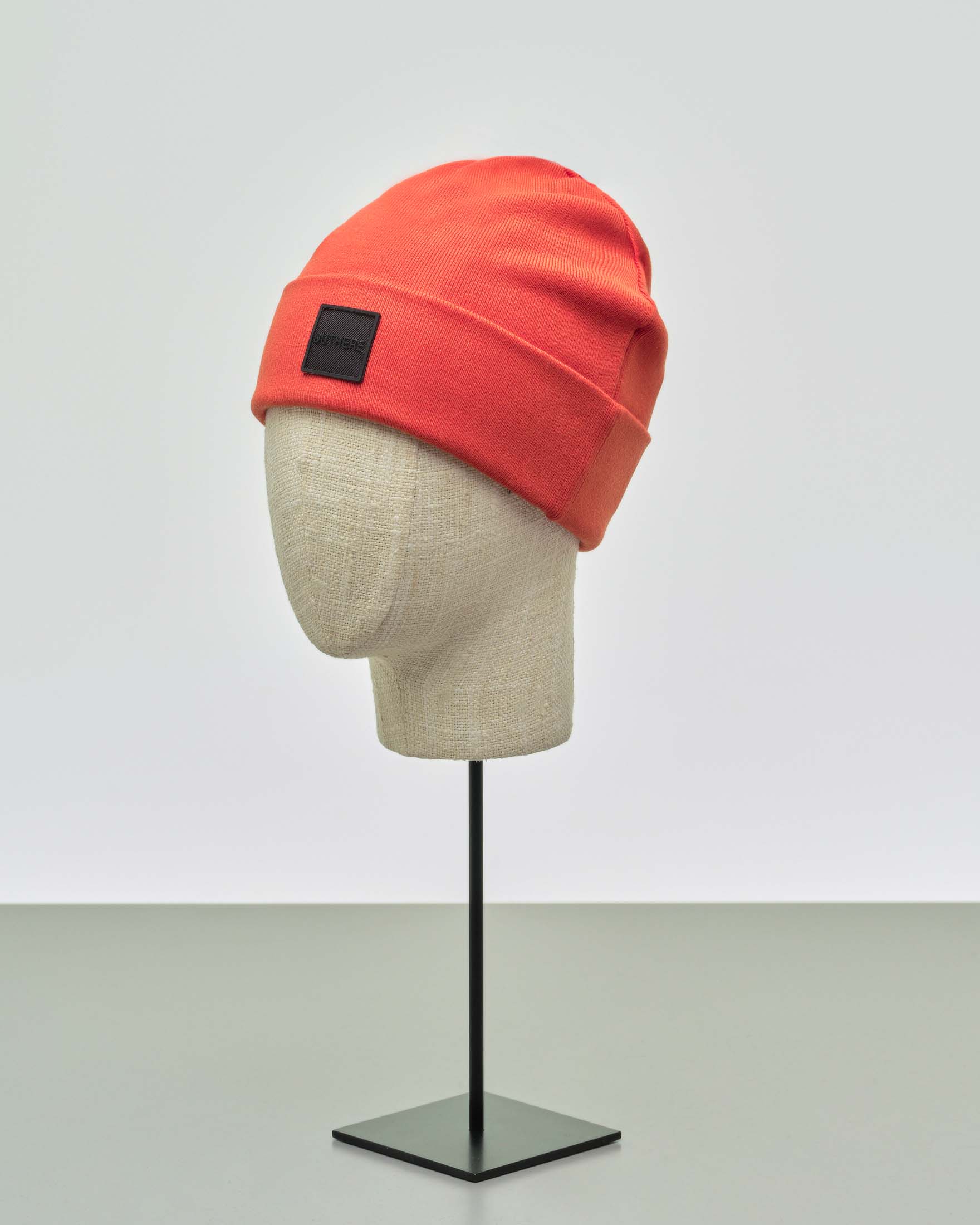 Berretto arancione in misto viscosa con risvolto e patch porta logo