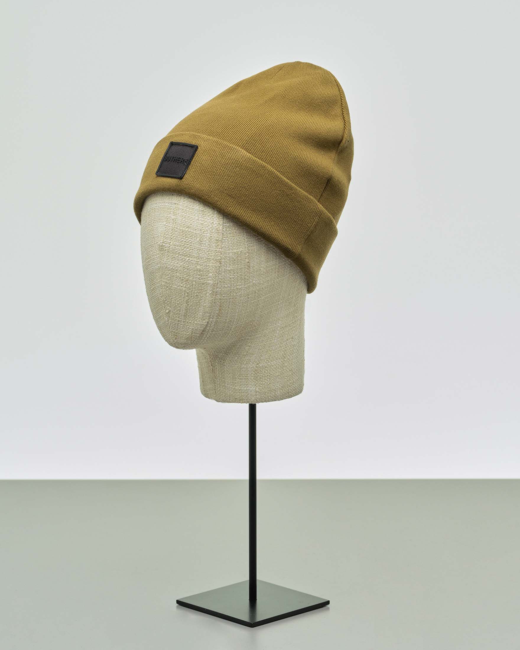 Berretto senape in misto viscosa con risvolto e patch porta logo