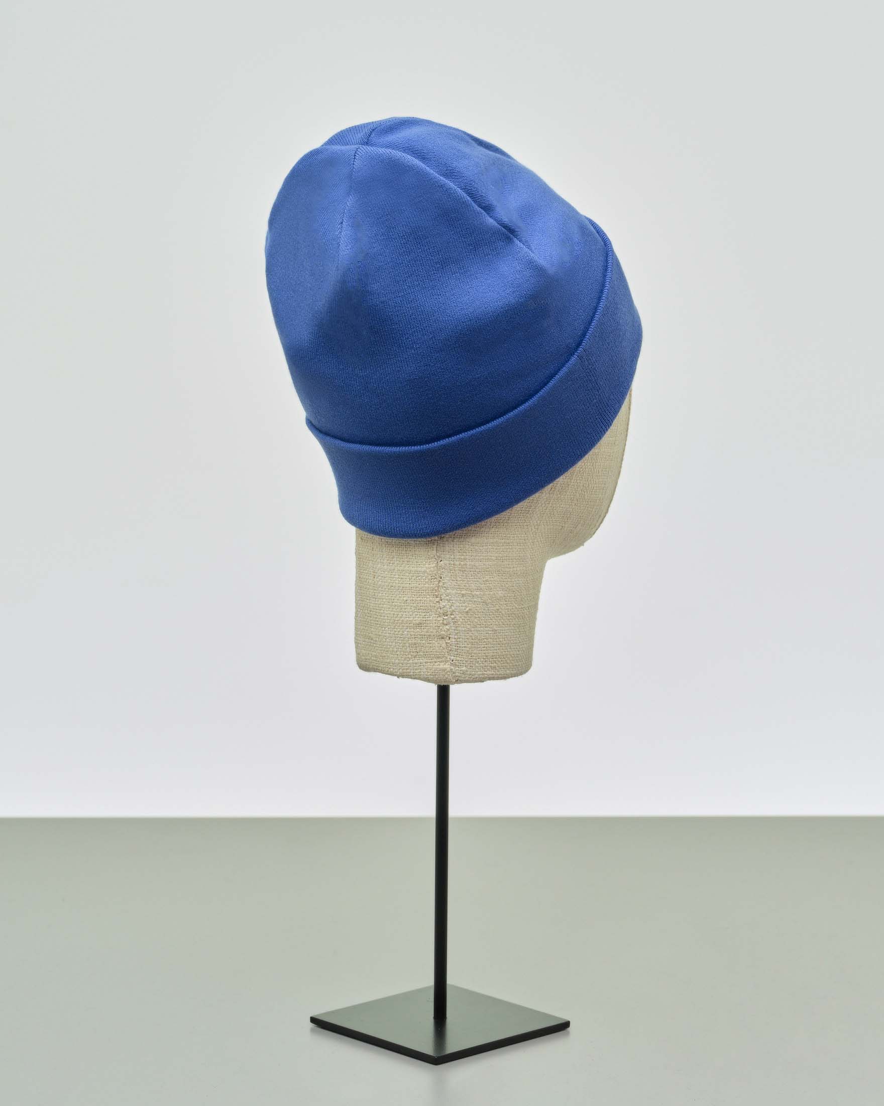 Berretto blu royal in misto viscosa con risvolto e patch porta logo