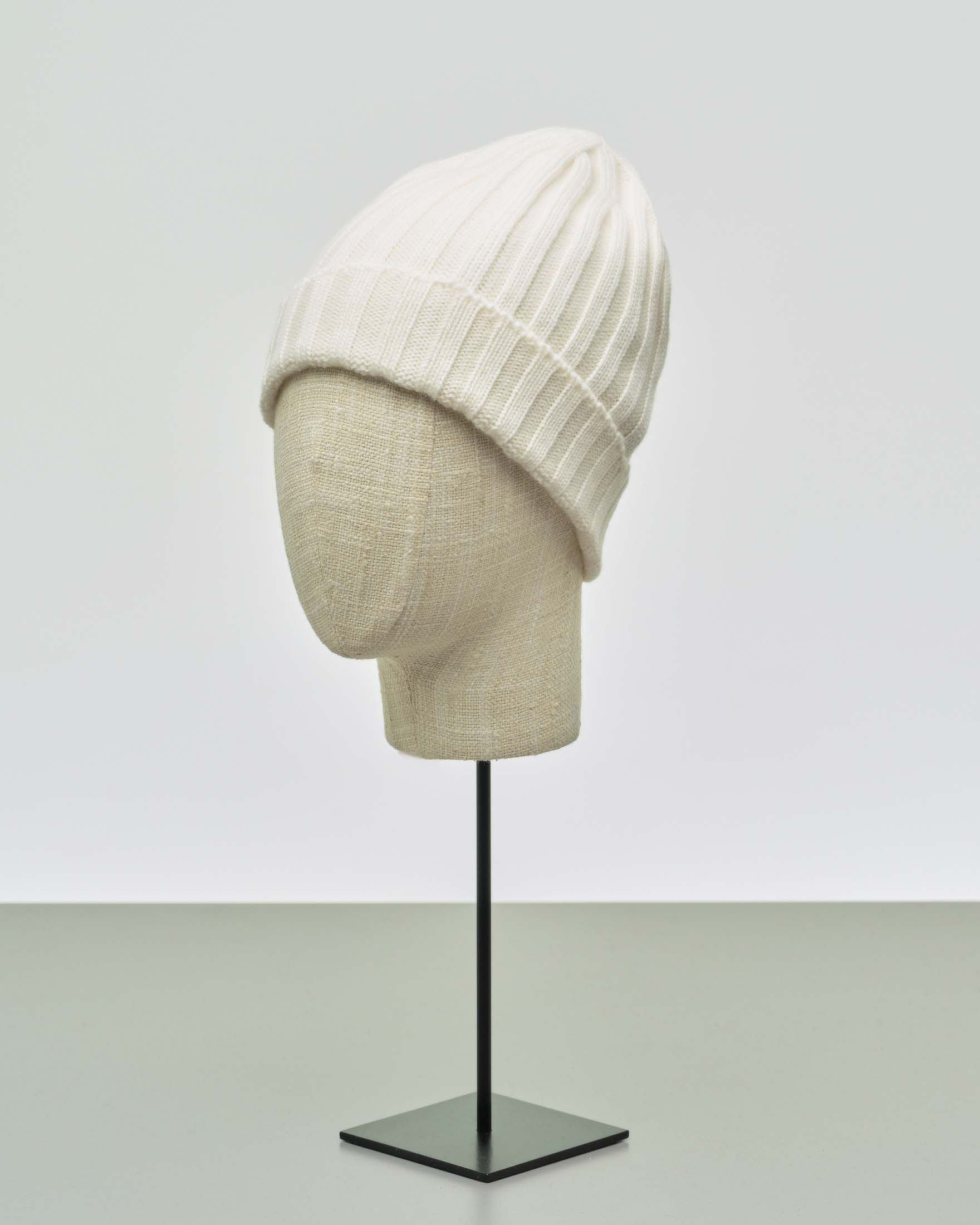 Berretto bianco in puro cachemire a coste con risvolto