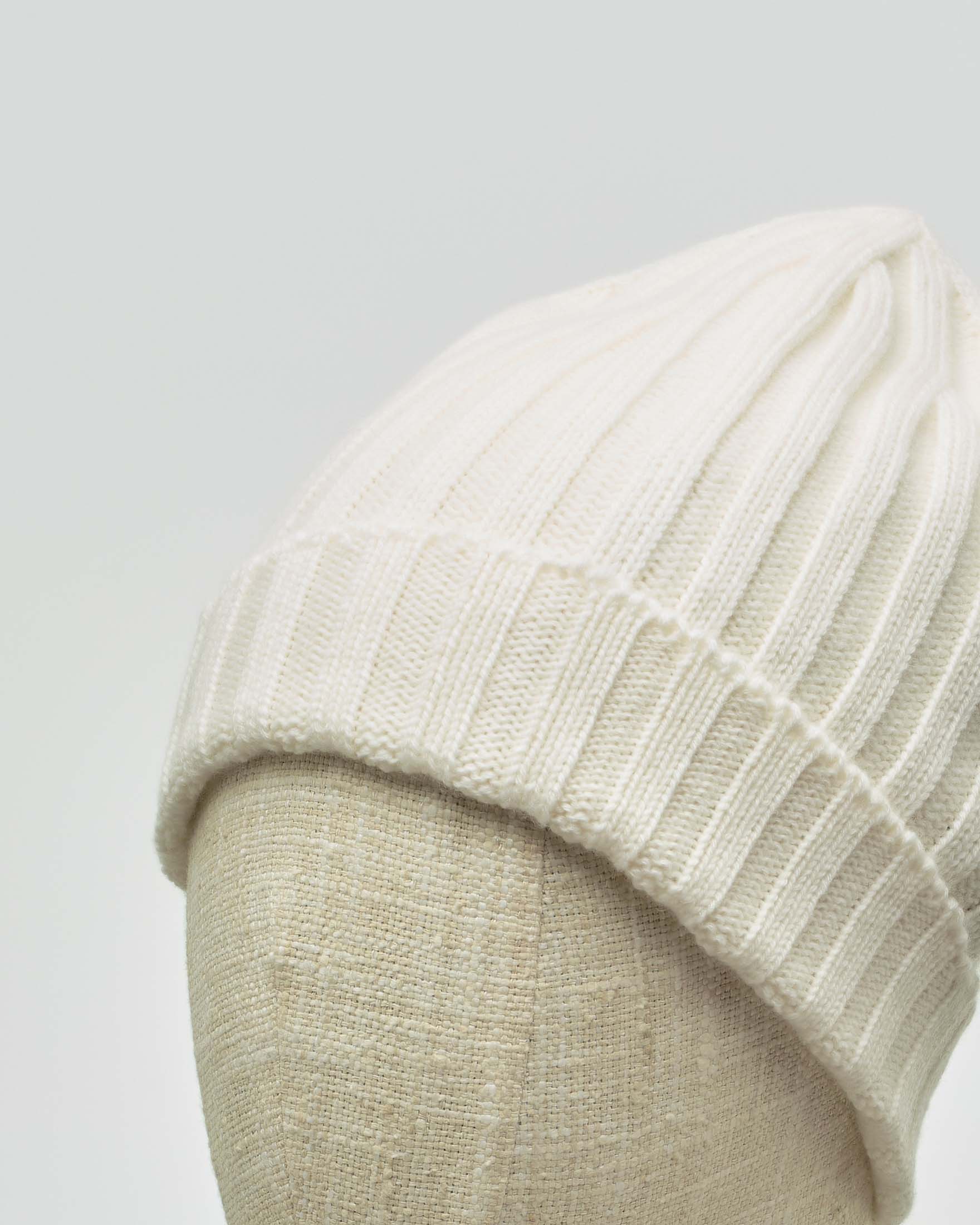 Berretto bianco in puro cachemire a coste con risvolto image