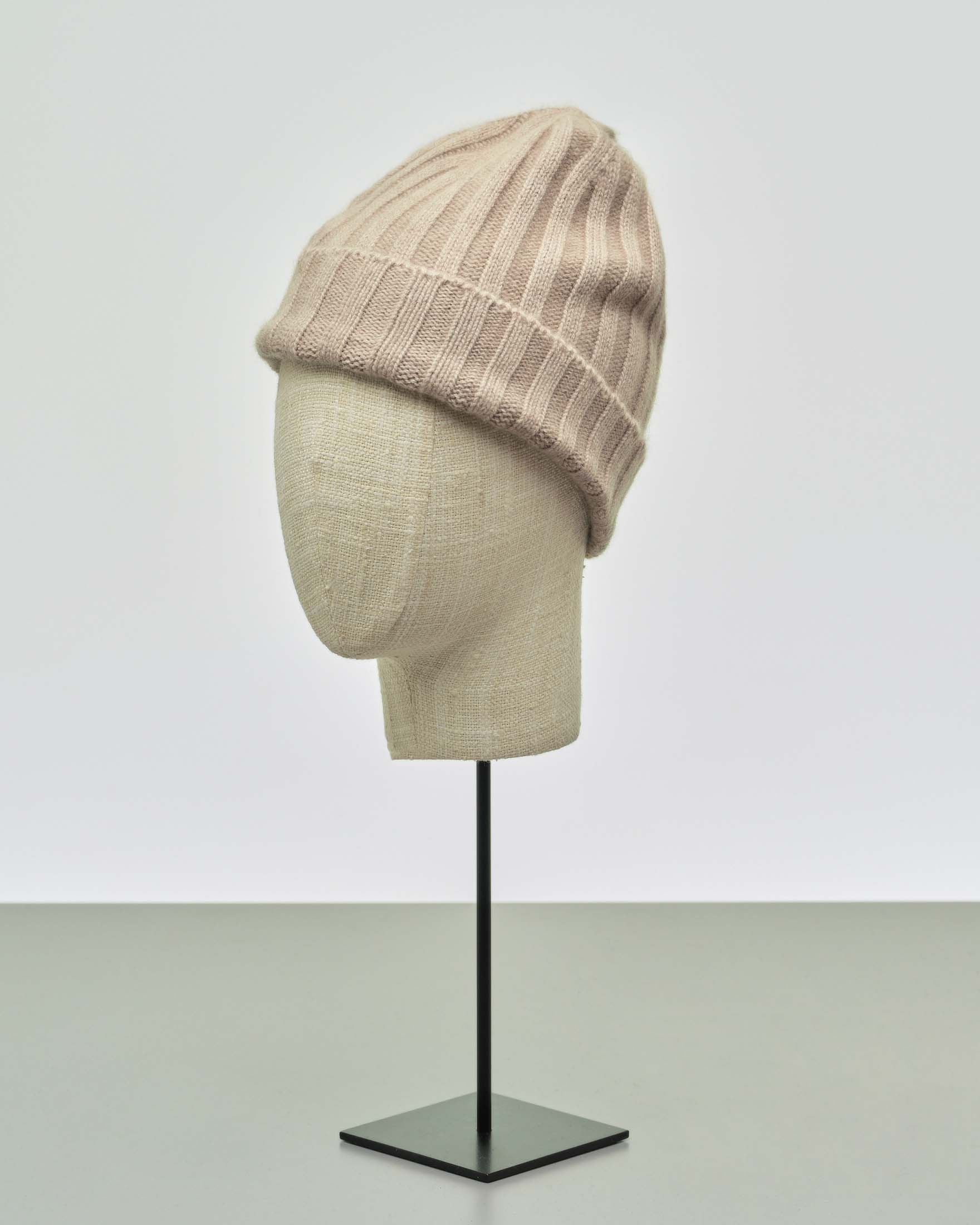 Berretto color noce in puro cachemire a coste con risvolto