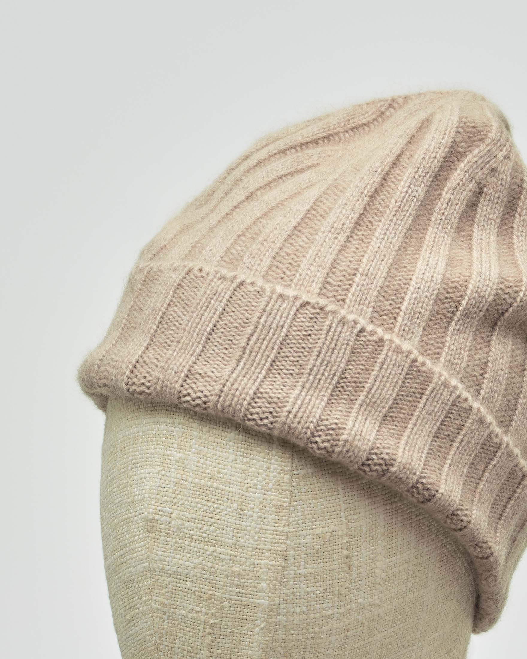 Berretto color noce in puro cachemire a coste con risvolto image