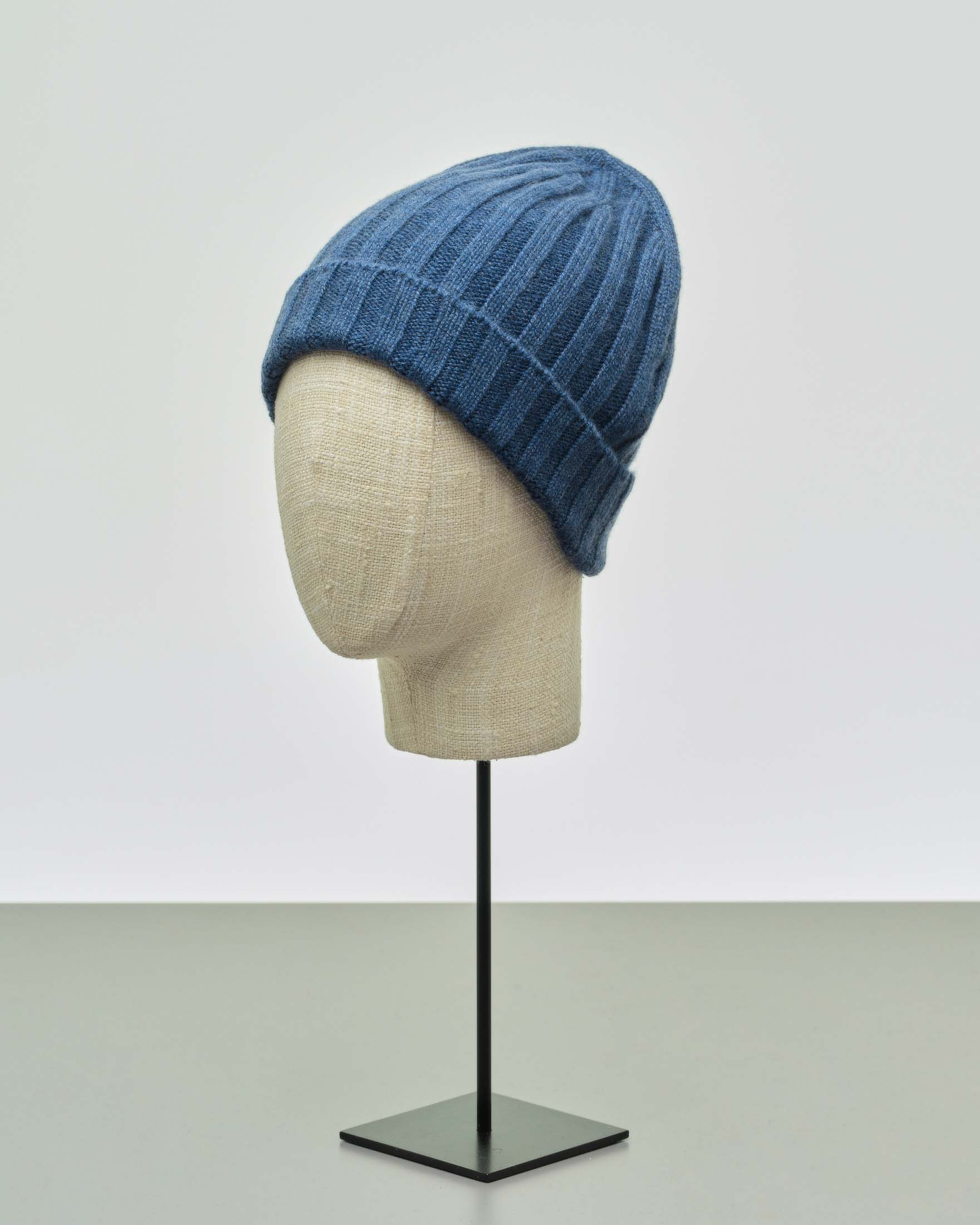 Berretto indaco in puro cachemire a coste con risvolto