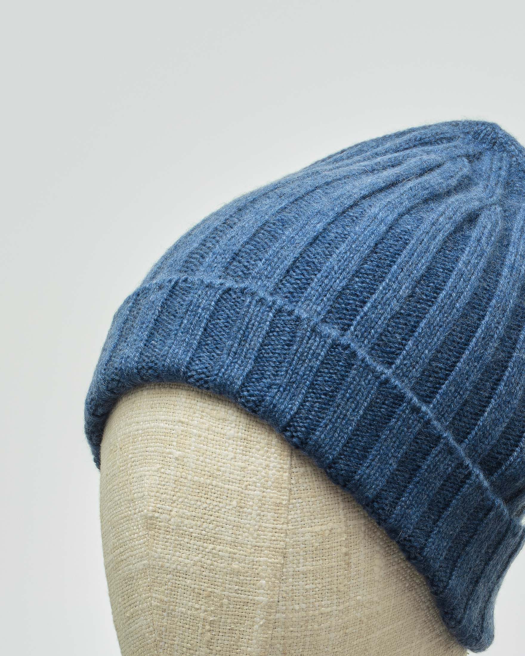 Berretto indaco in puro cachemire a coste con risvolto image