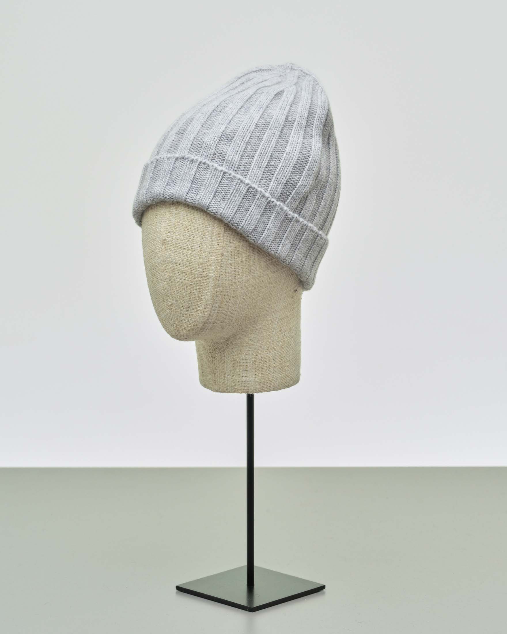 Berretto grigio chiaro in puro cachemire a coste con risvolto