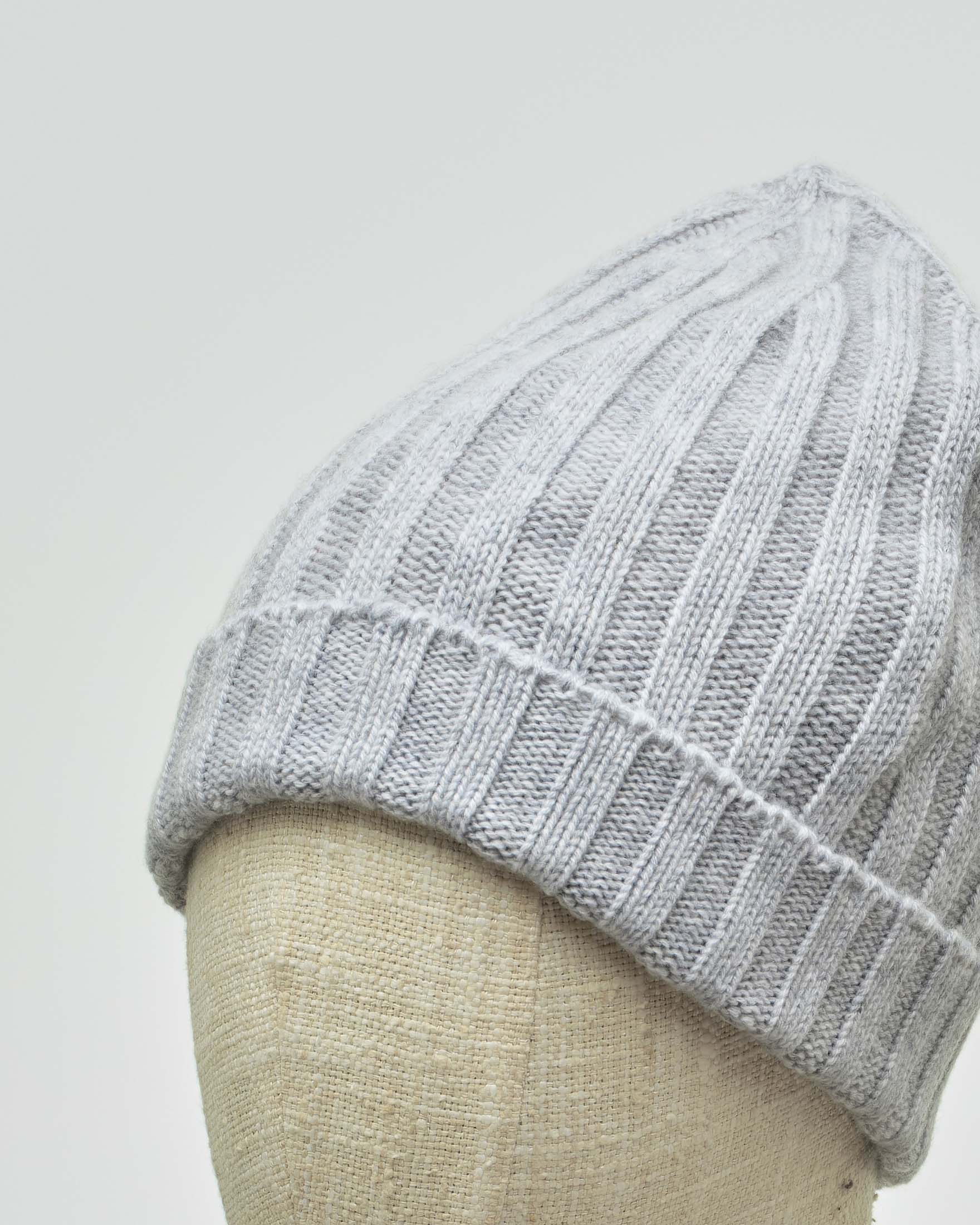 Berretto grigio chiaro in puro cachemire a coste con risvolto image