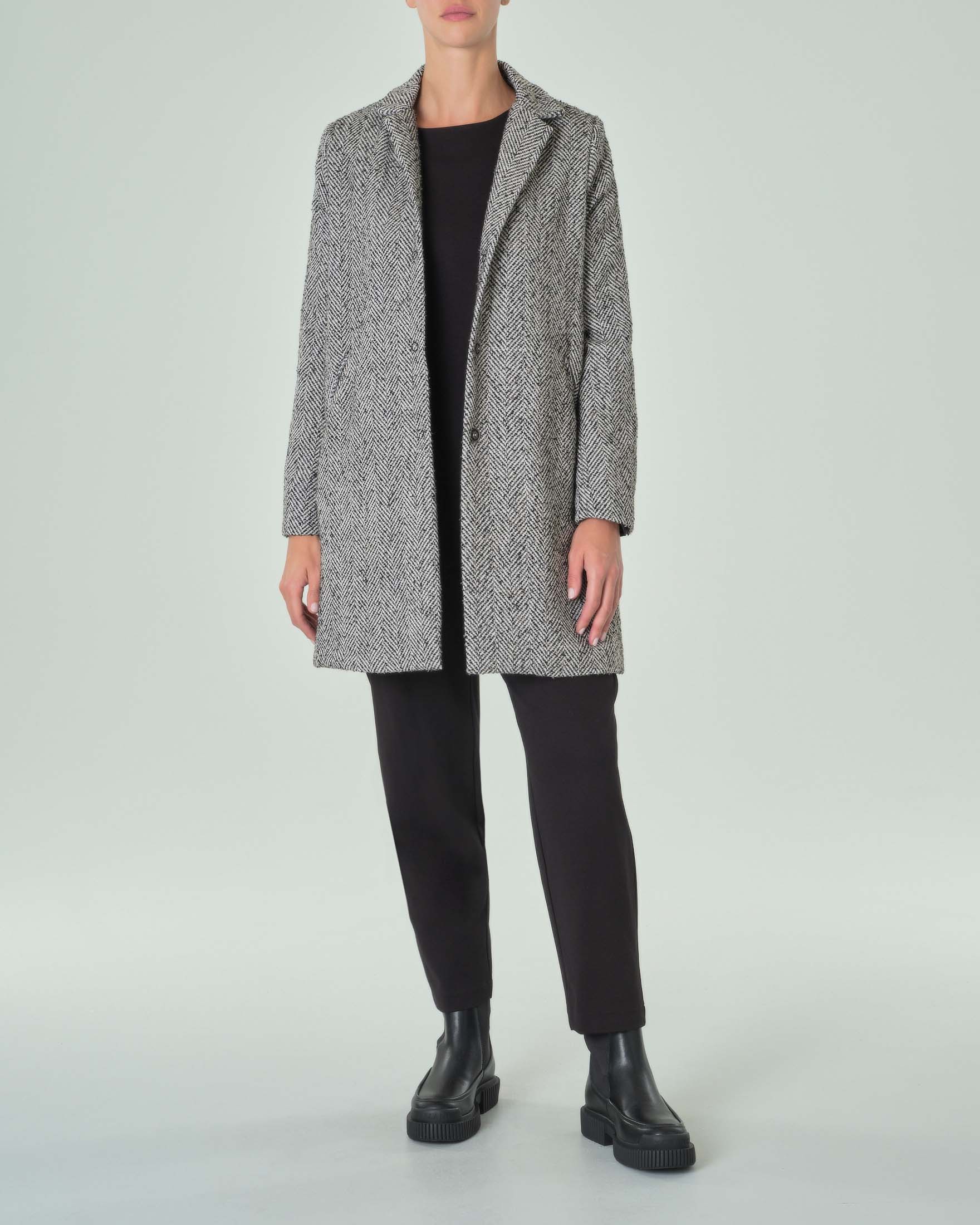 Cappottino a uovo in tessuto di misto viscosa spigato bianco e nero image