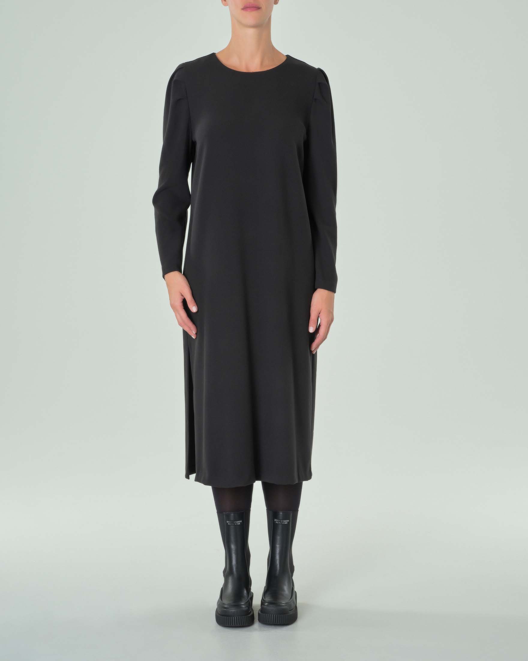 Abito midi nero in crèpe di misto viscosa con maniche lunghe e spacchi al fondo