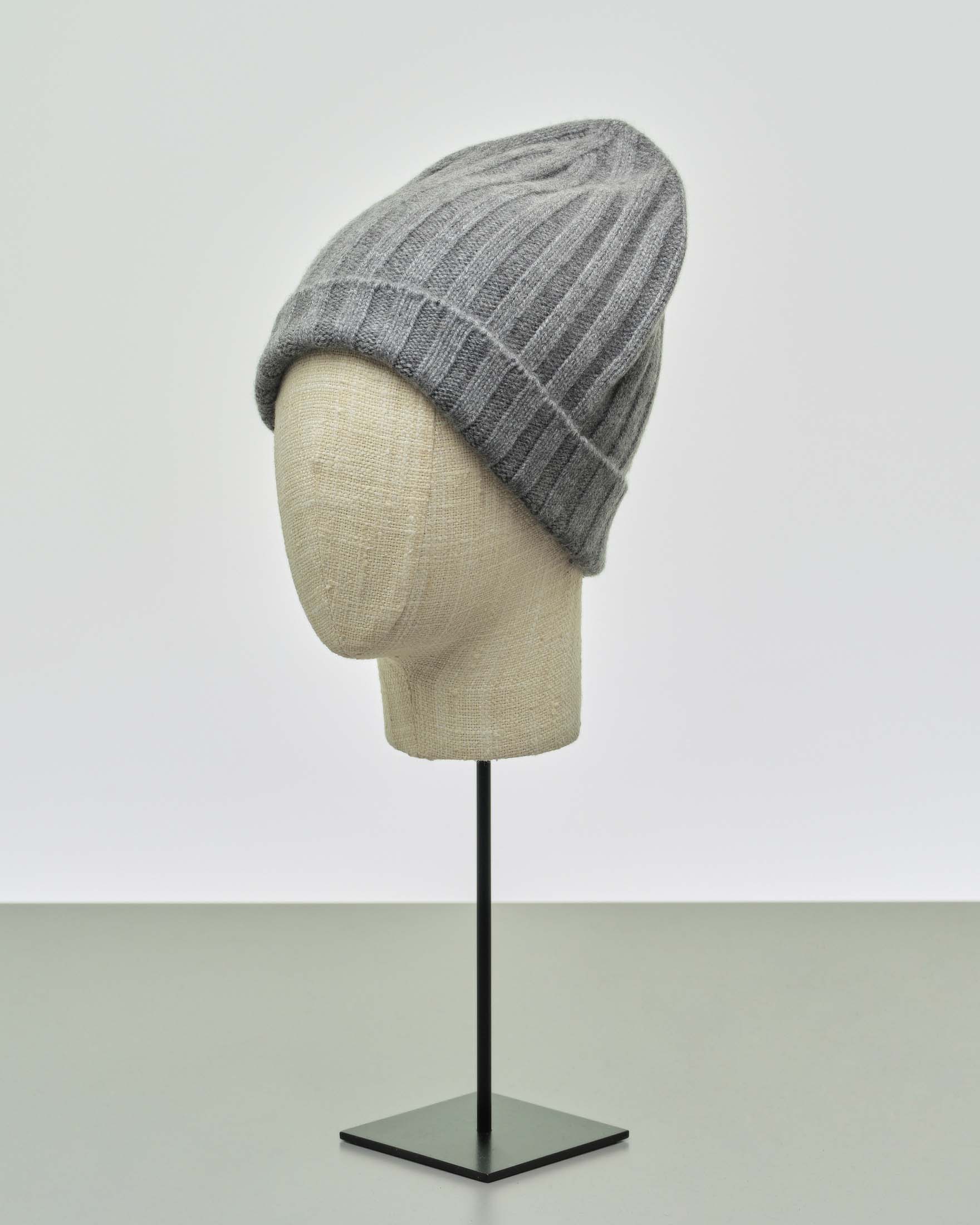 Berretto grigio in puro cachemire a coste con risvolto