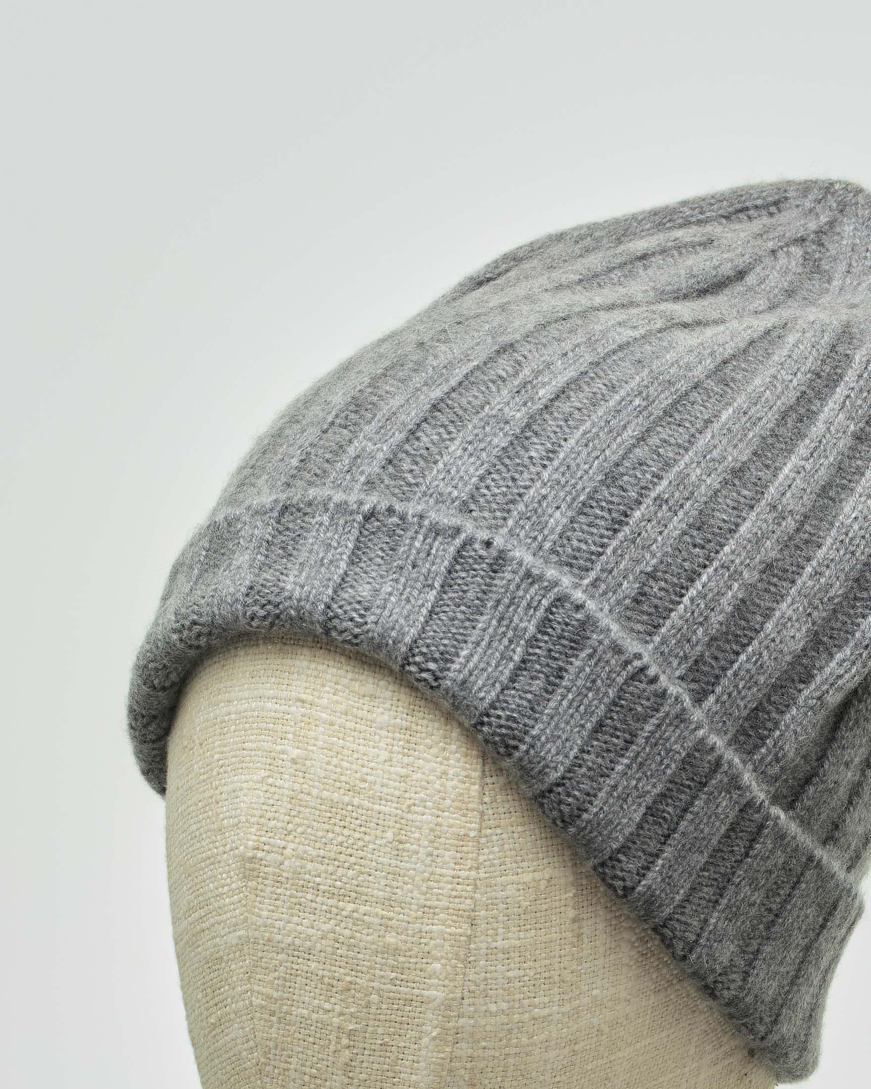 Berretto grigio in puro cachemire a coste con risvolto image