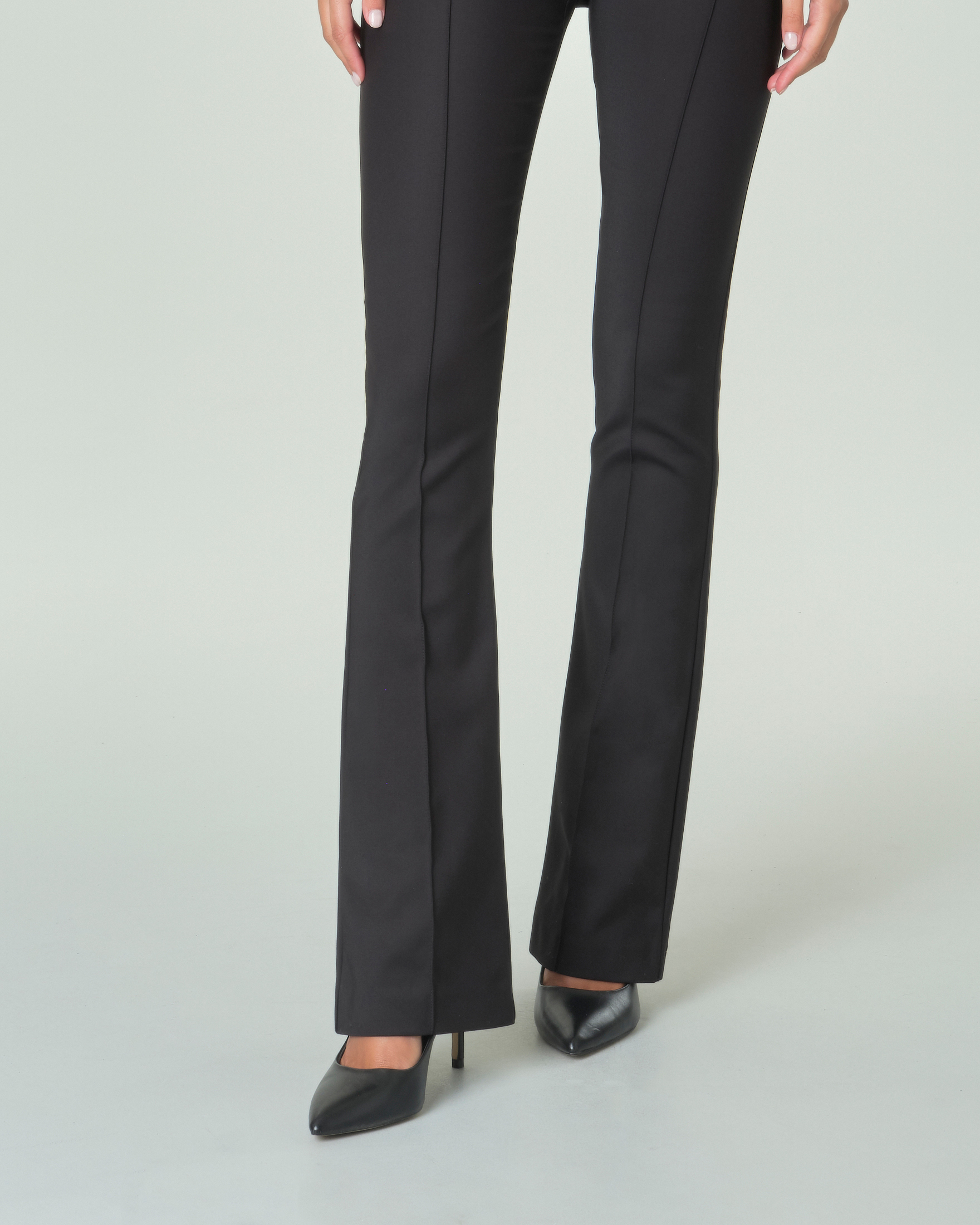 Pantaloni flare neri in cotone bielastico con cuciture a rilievo image