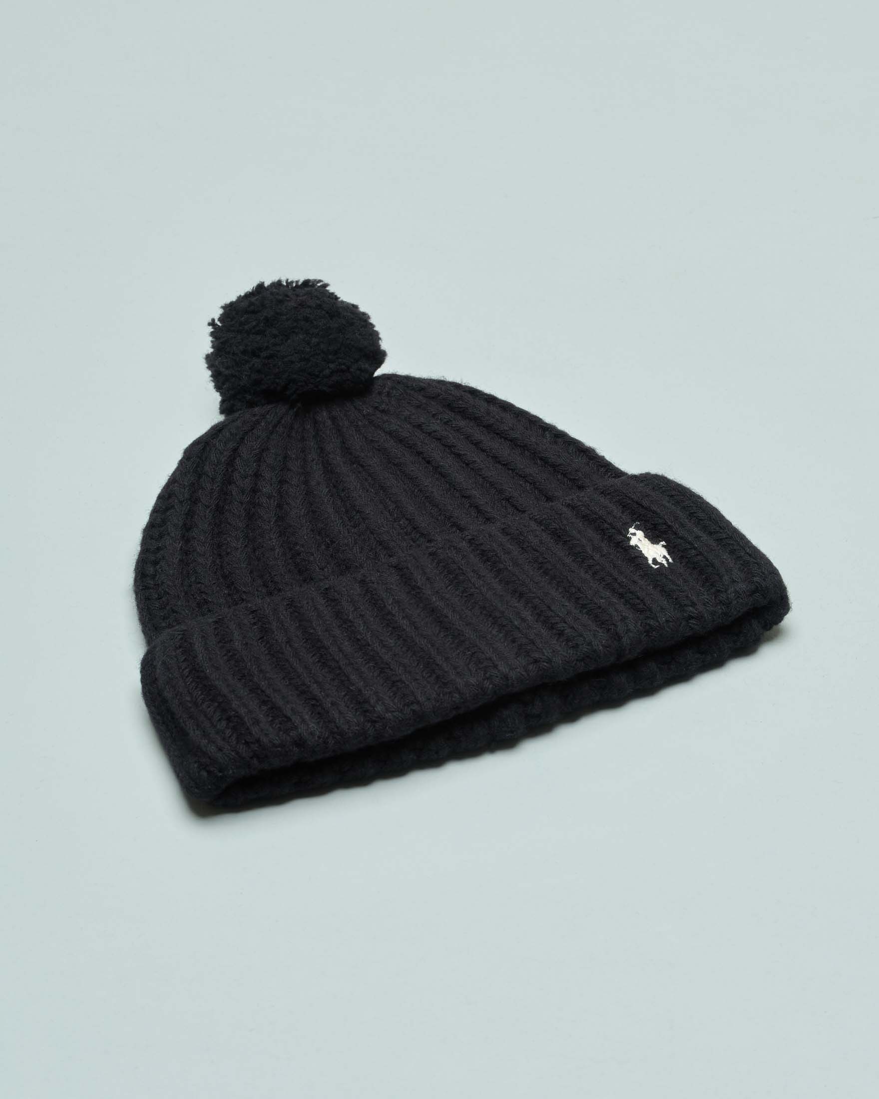 Berretto nero a coste in misto lana con pompon e logo ricamato a contrasto sul risvolto