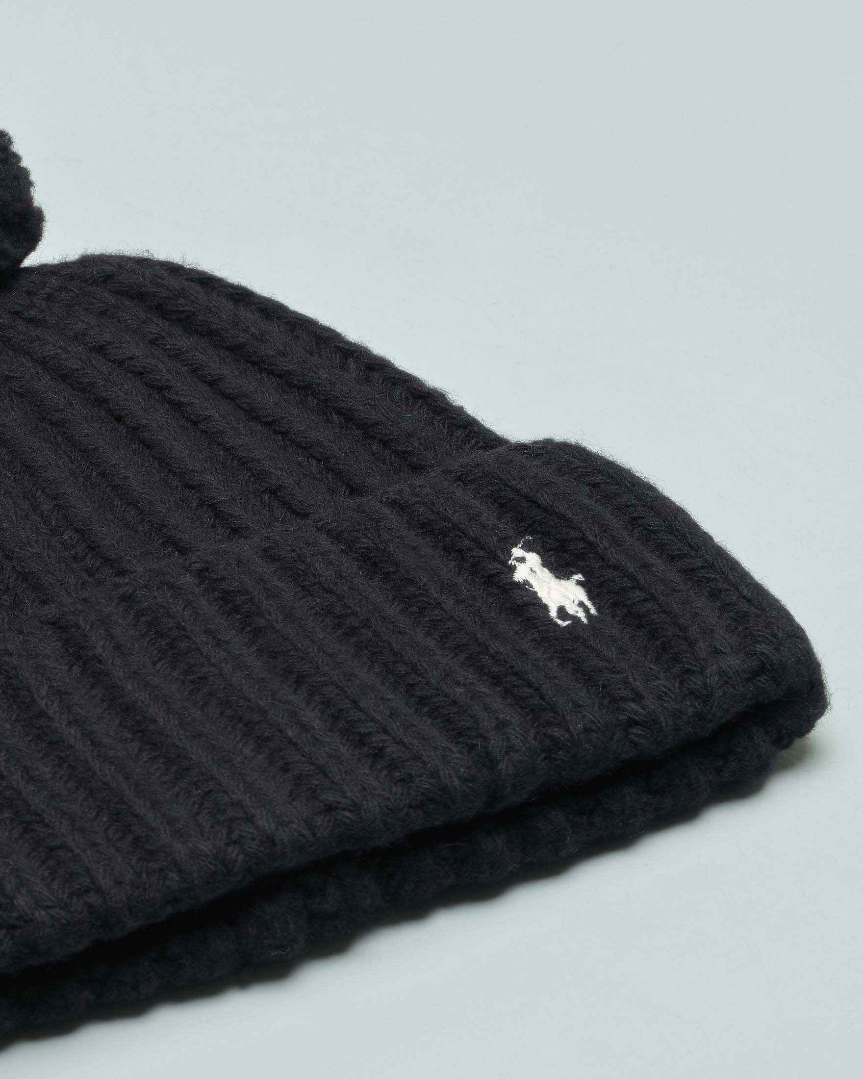Berretto nero a coste in misto lana con pompon e logo ricamato a contrasto sul risvolto image