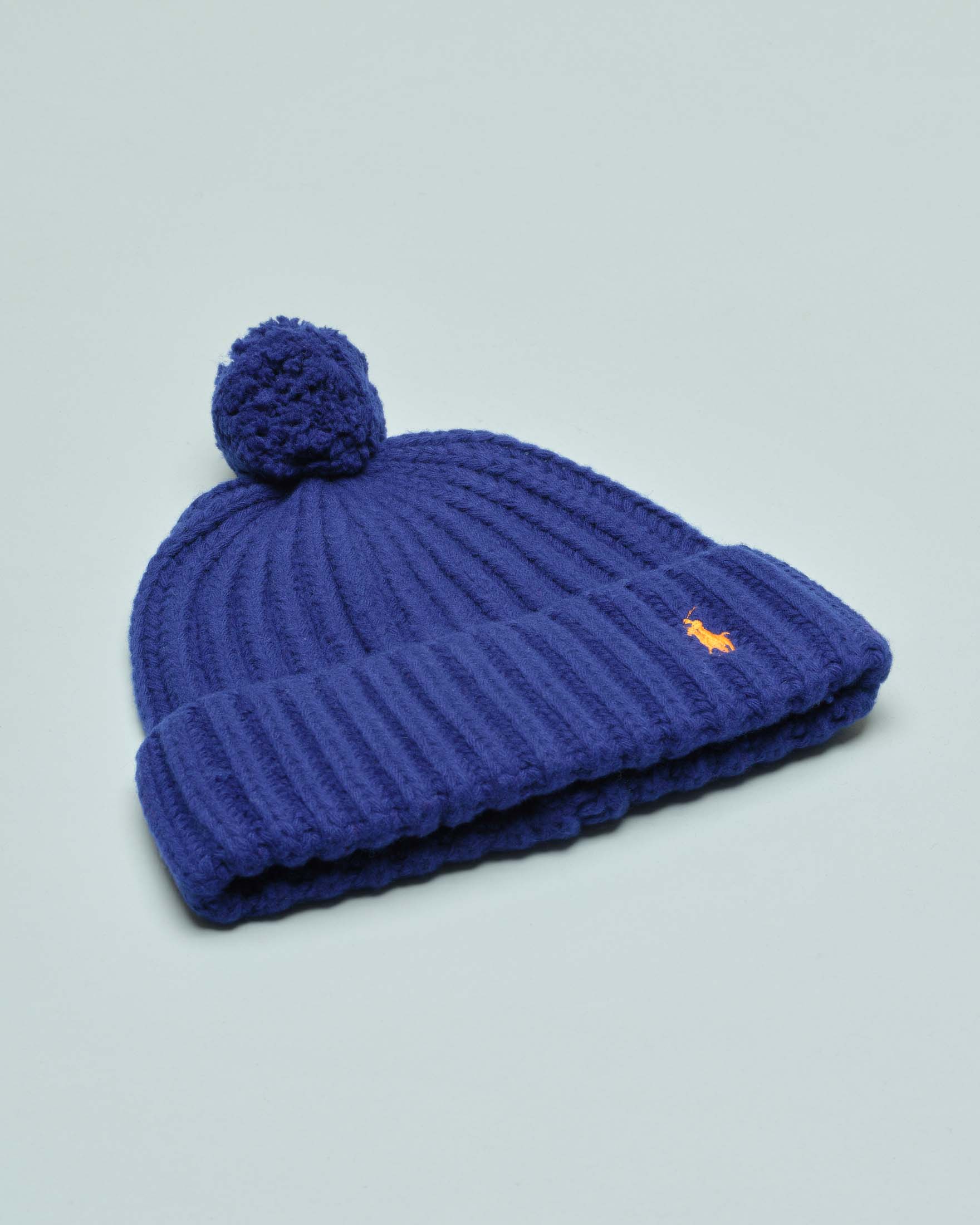 Berretto blu a coste in misto lana con pompon e logo ricamato a contrasto sul risvolto