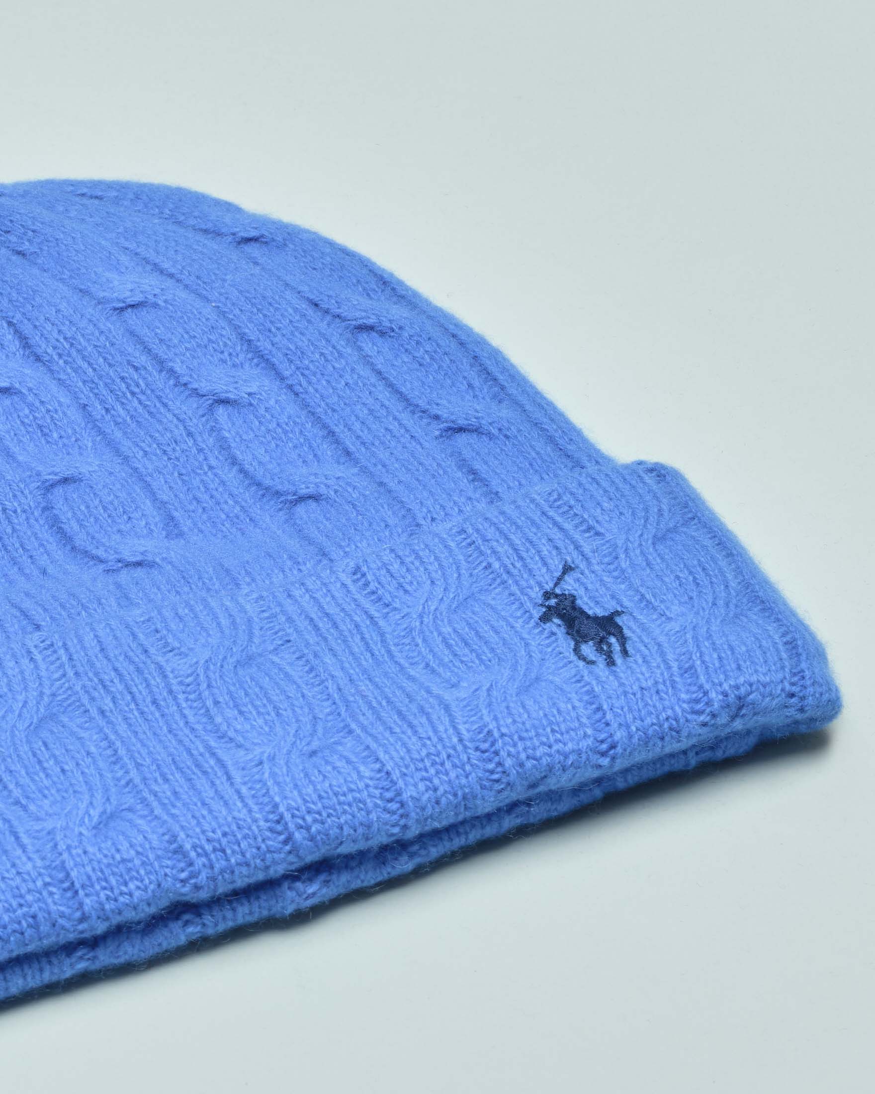 Berretto azzurro in lana misto cashmere a trecce con logo ricamato