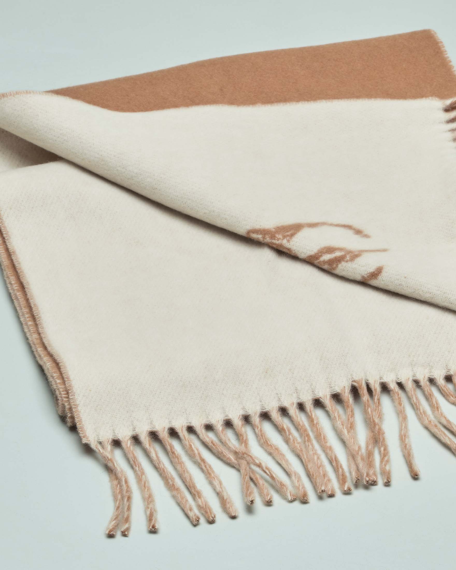 Sciarpa cammello e avorio con frange applicate e maxi logo sul davanti image