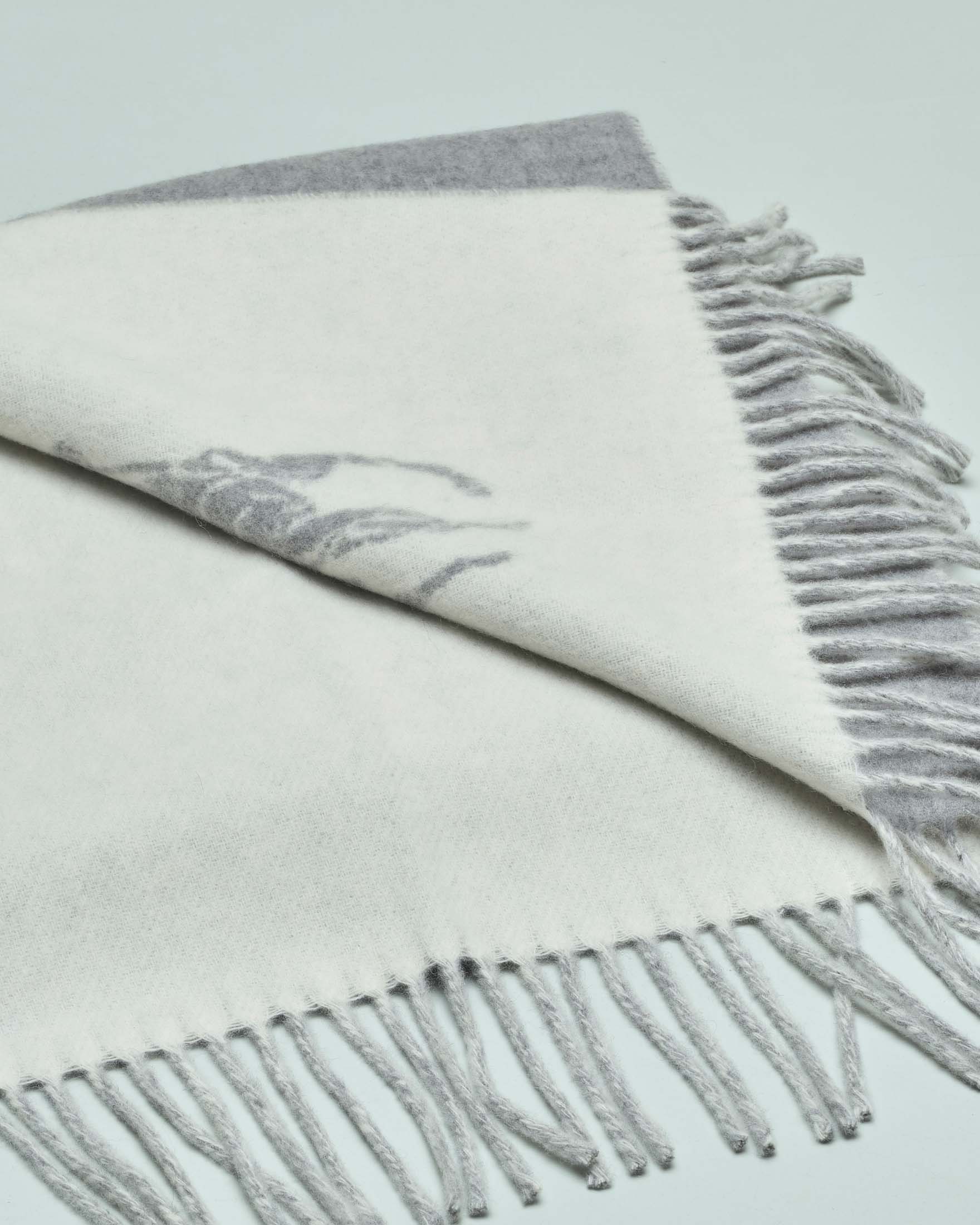 Sciarpa grigia e avorio con frange applicate e maxi logo sul davanti image