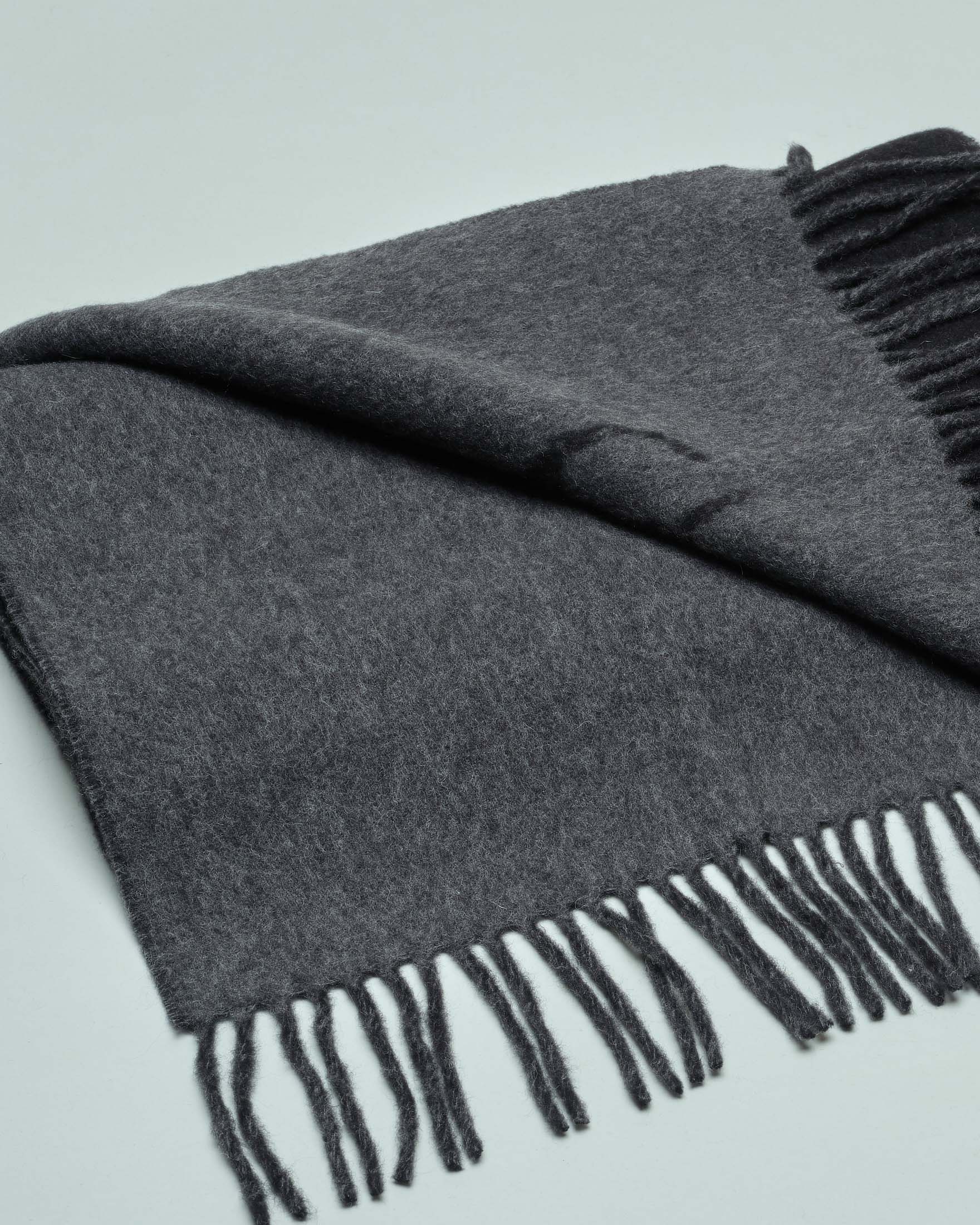 Sciarpa grigia e nera con frange applicate e maxi logo sul davanti image