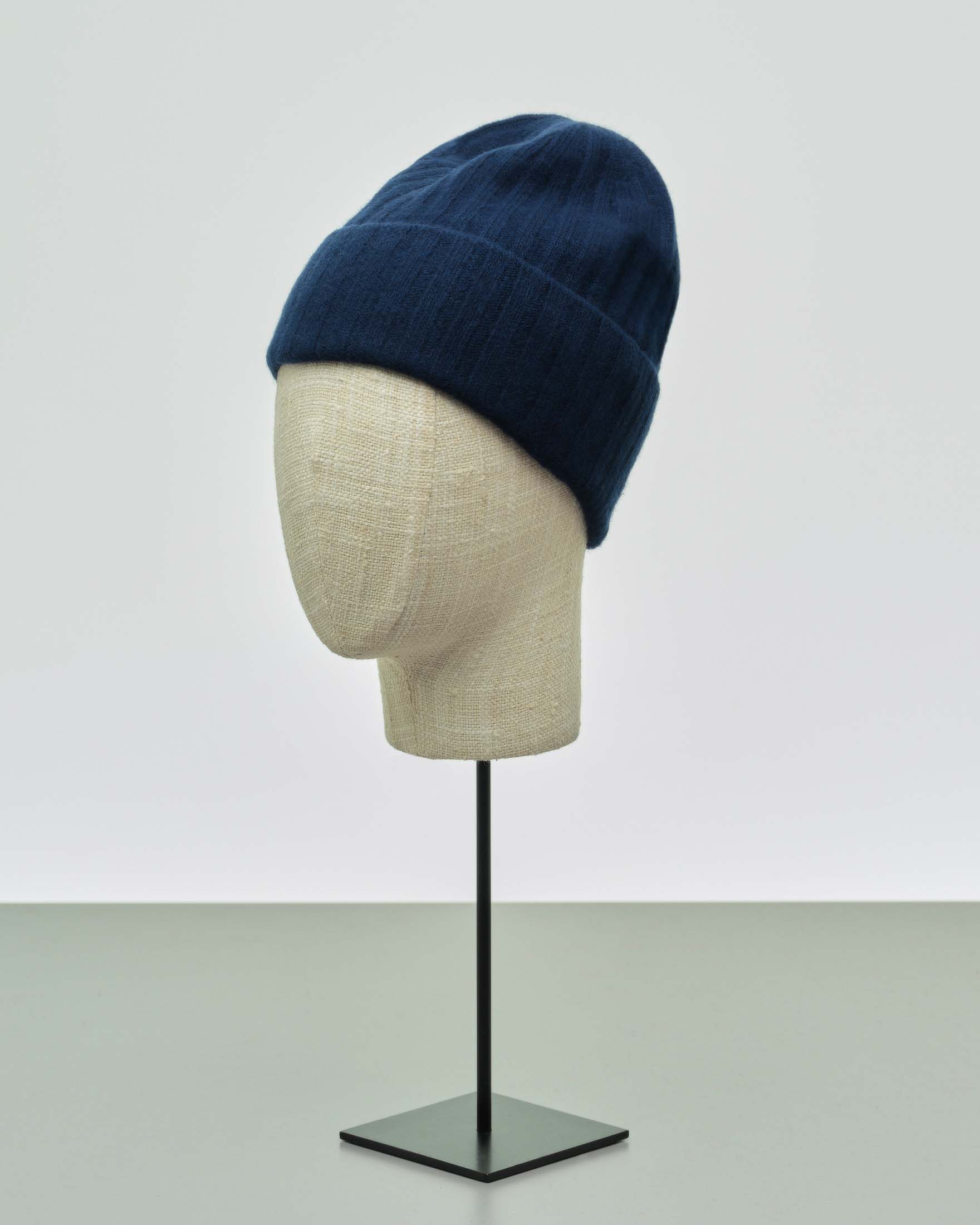 Berretto Santacana blu in misto lana merino e cachemire a coste con risvolto