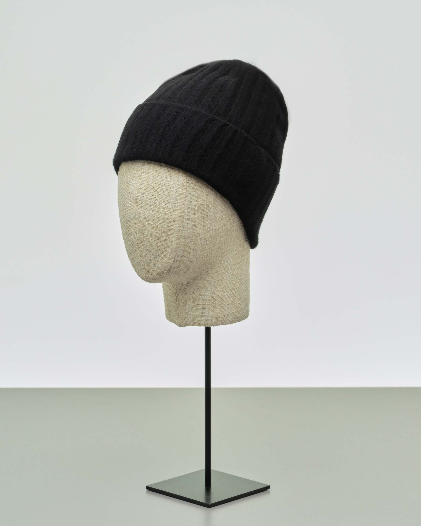 Berretto Santacana nero in misto lana merino e cachemire a coste con risvolto