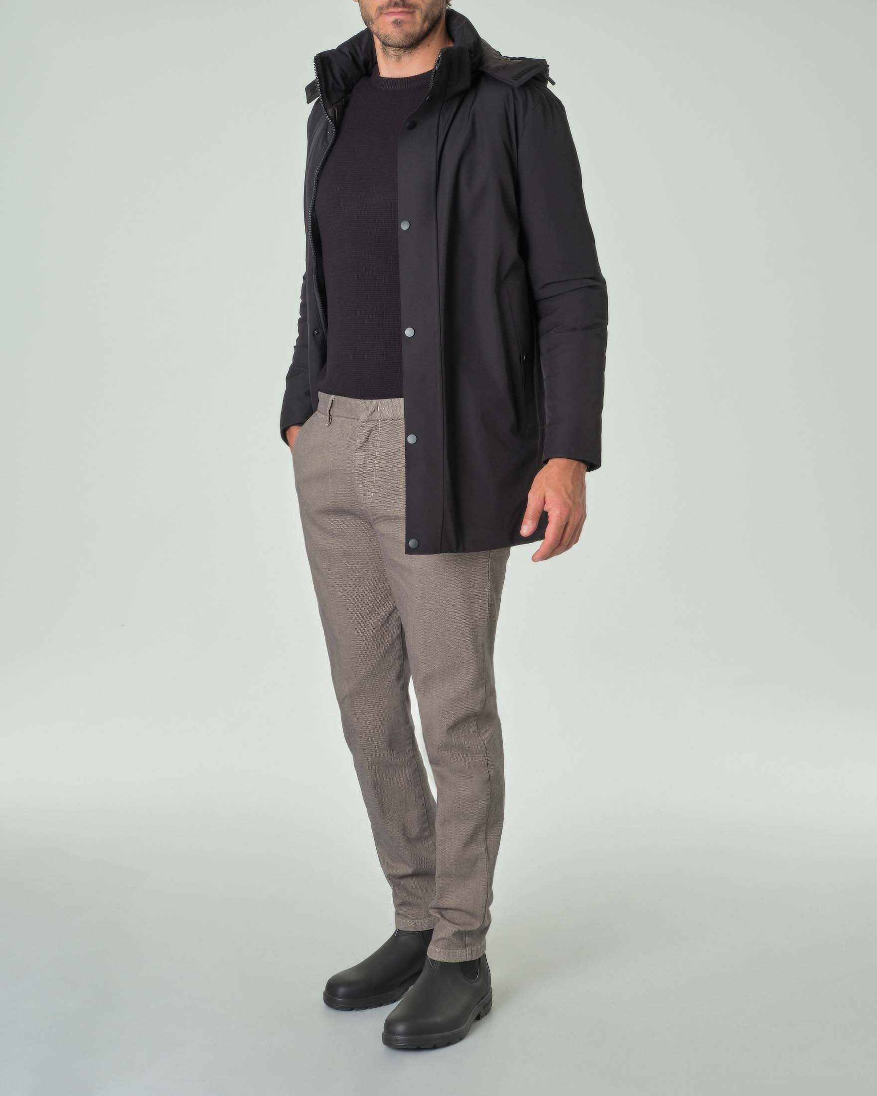 Giaccone nero in tessuto tecnico stretch con cappuccio staccabile image