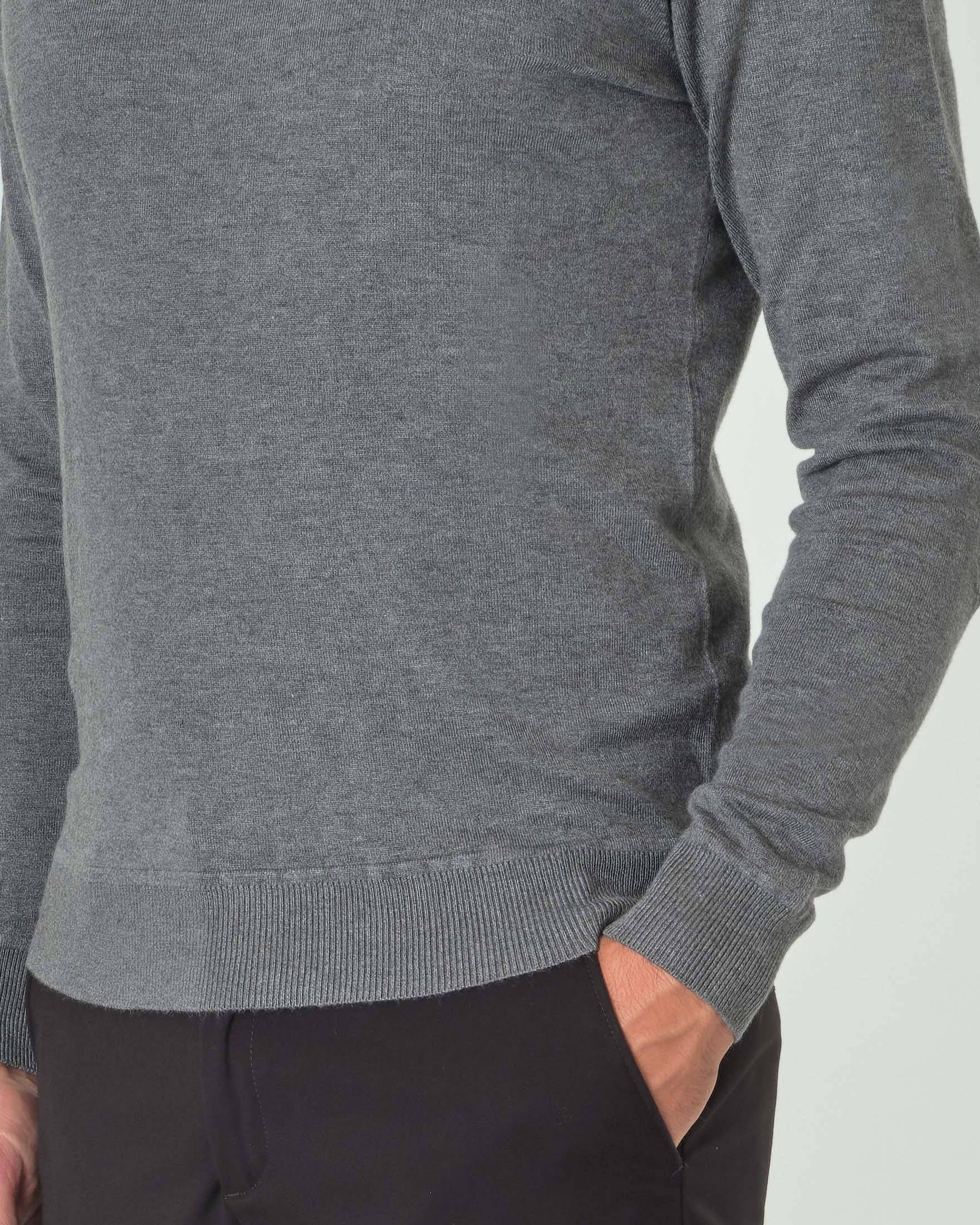 Maglia grigia girocollo con manica raglan e finta toppa sul gomito ...