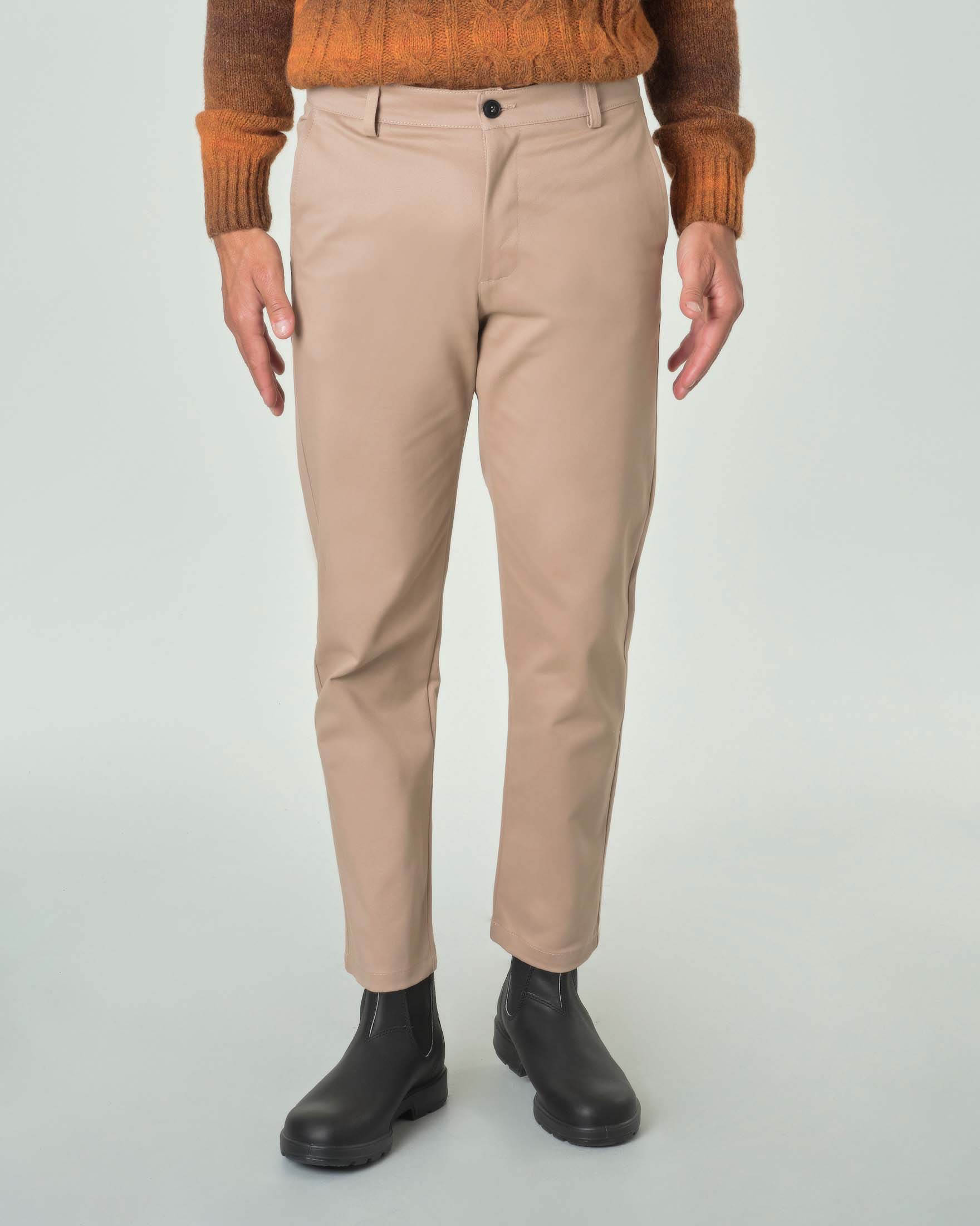 Pantalone carrot-fit color sabbia in cotone stretch con ampie tasche sul retro